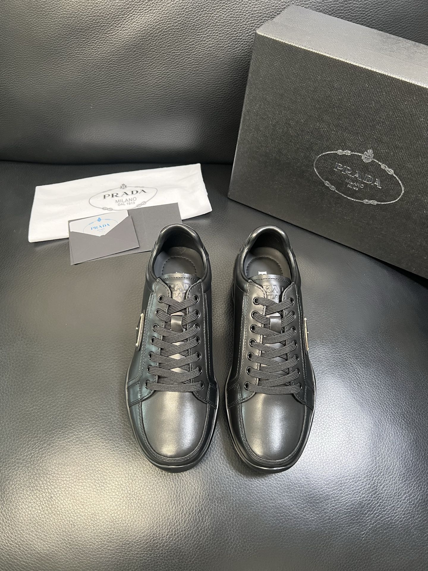 Prada 顶级工艺品，普拉达 专柜同步，原厂配置意大利进口牛皮面料，进口牛皮内里垫，透气舒适，鞋底：原