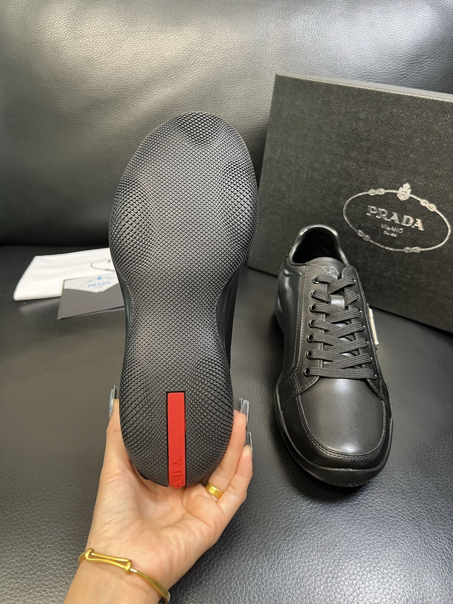 Prada 顶级工艺品，普拉达 专柜同步，原厂配置意大利进口牛皮面料，进口牛皮内里垫，透气舒适，鞋底：原