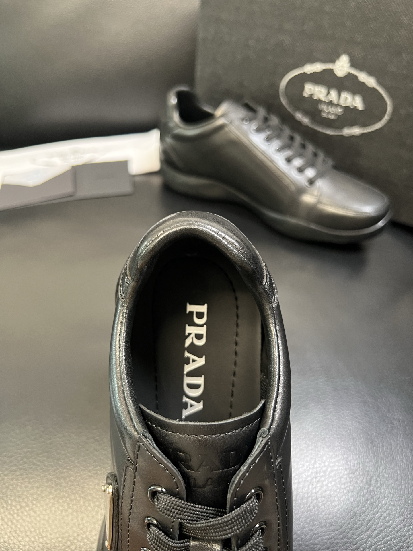 Prada 顶级工艺品，普拉达 专柜同步，原厂配置意大利进口牛皮面料，进口牛皮内里垫，透气舒适，鞋底：原