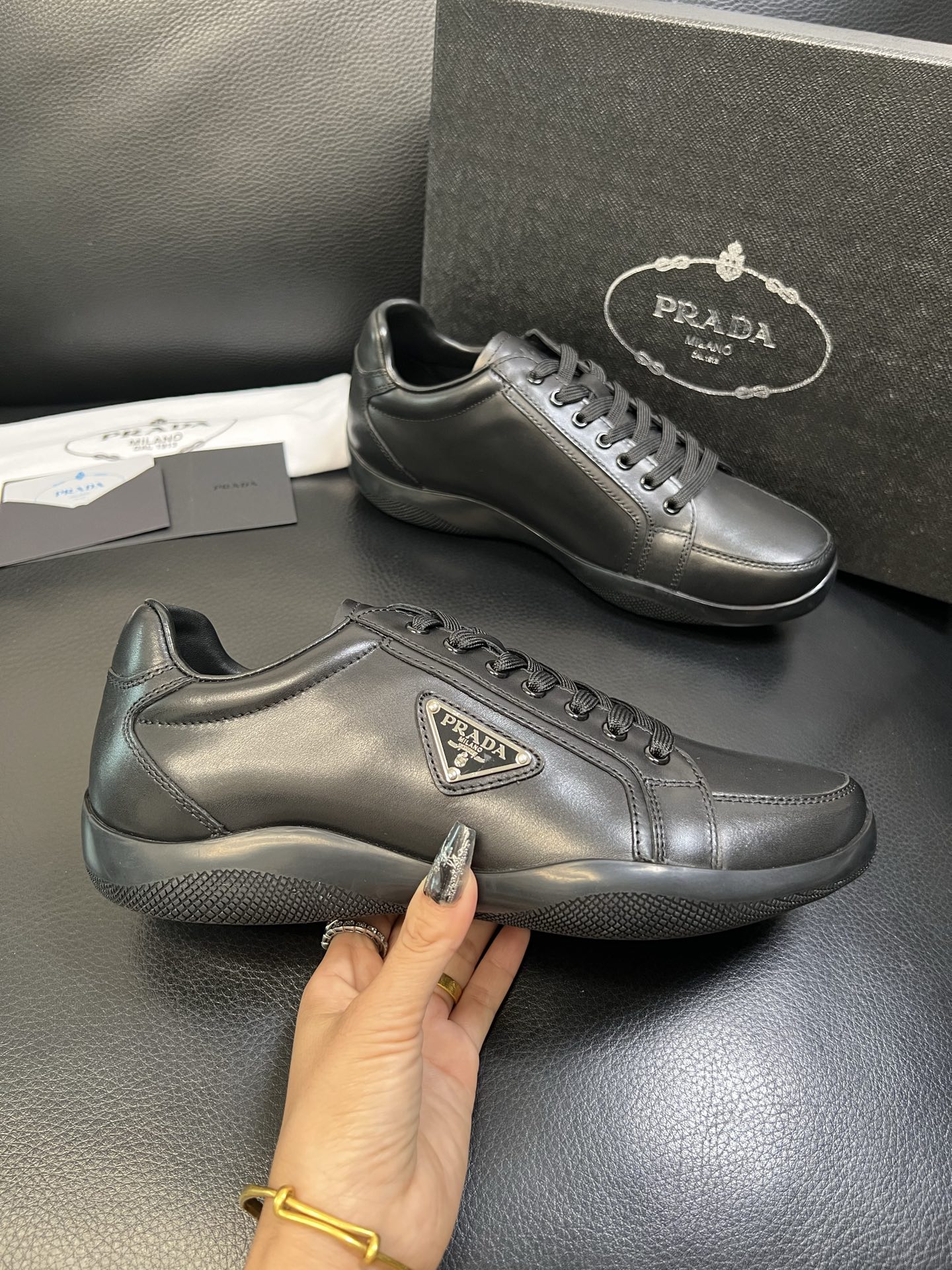 Prada 顶级工艺品，普拉达 专柜同步，原厂配置意大利进口牛皮面料，进口牛皮内里垫，透气舒适，鞋底：原