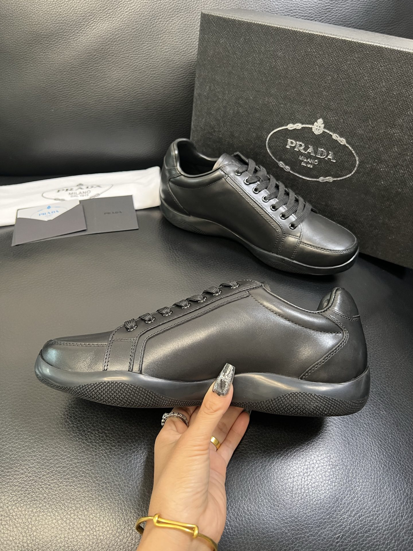 Prada 顶级工艺品，普拉达 专柜同步，原厂配置意大利进口牛皮面料，进口牛皮内里垫，透气舒适，鞋底：原