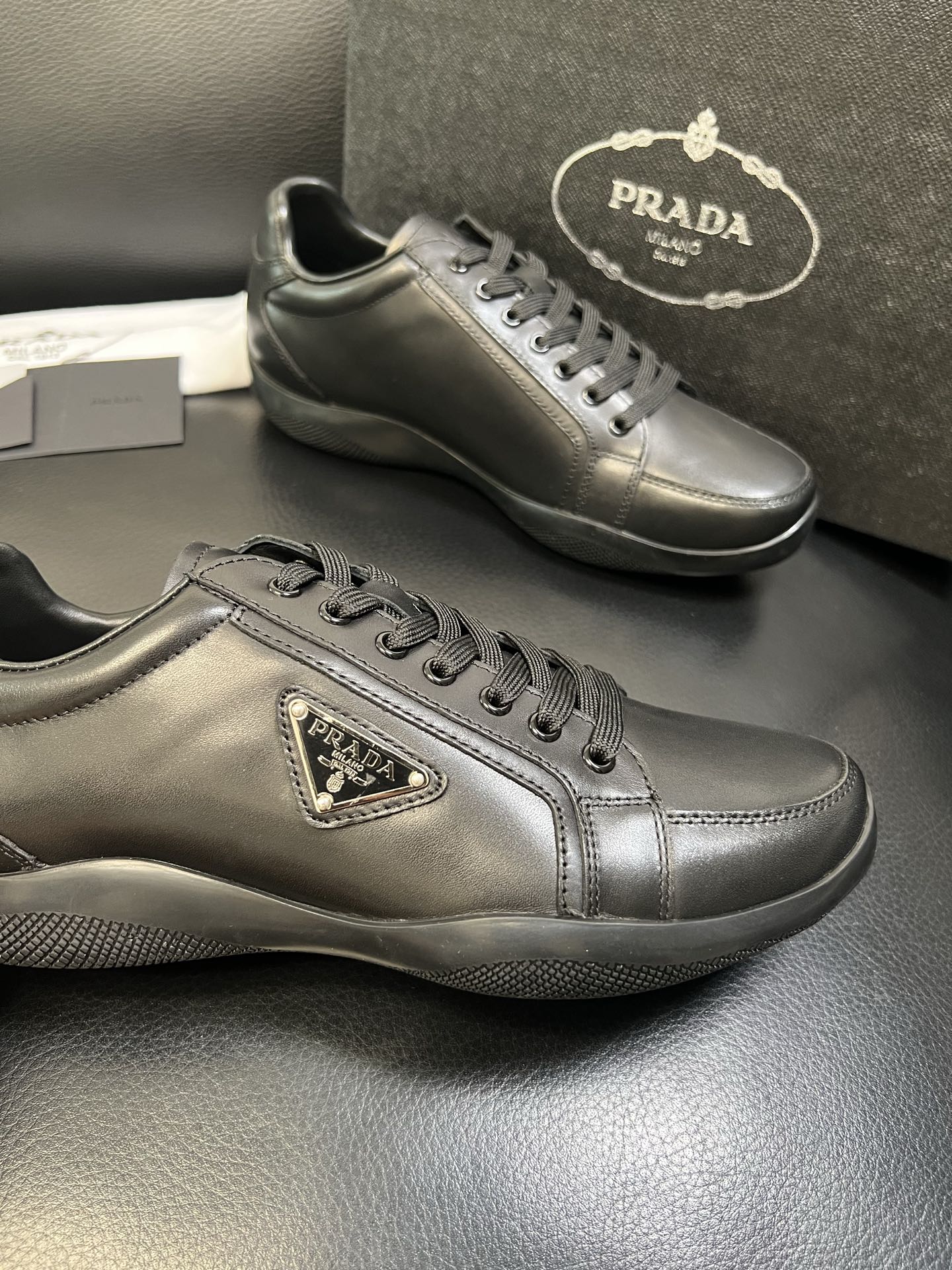 Prada 顶级工艺品，普拉达 专柜同步，原厂配置意大利进口牛皮面料，进口牛皮内里垫，透气舒适，鞋底：原