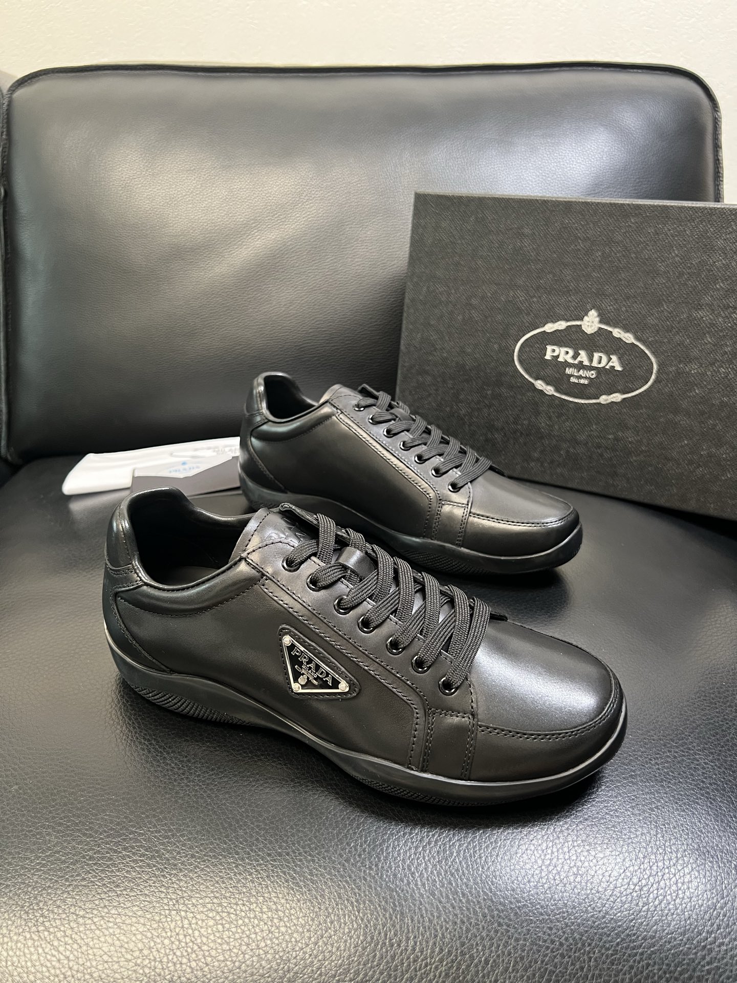 Prada 顶级工艺品，普拉达 专柜同步，原厂配置意大利进口牛皮面料，进口牛皮内里垫，透气舒适，鞋底：原