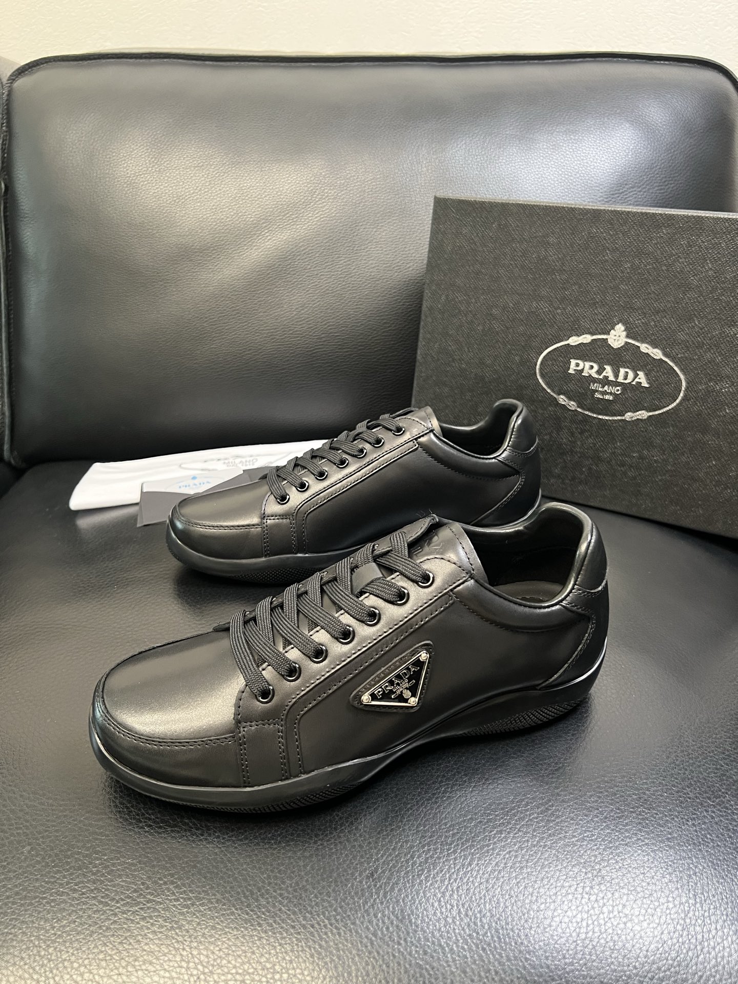 Prada 顶级工艺品，普拉达 专柜同步，原厂配置意大利进口牛皮面料，进口牛皮内里垫，透气舒适，鞋底：原