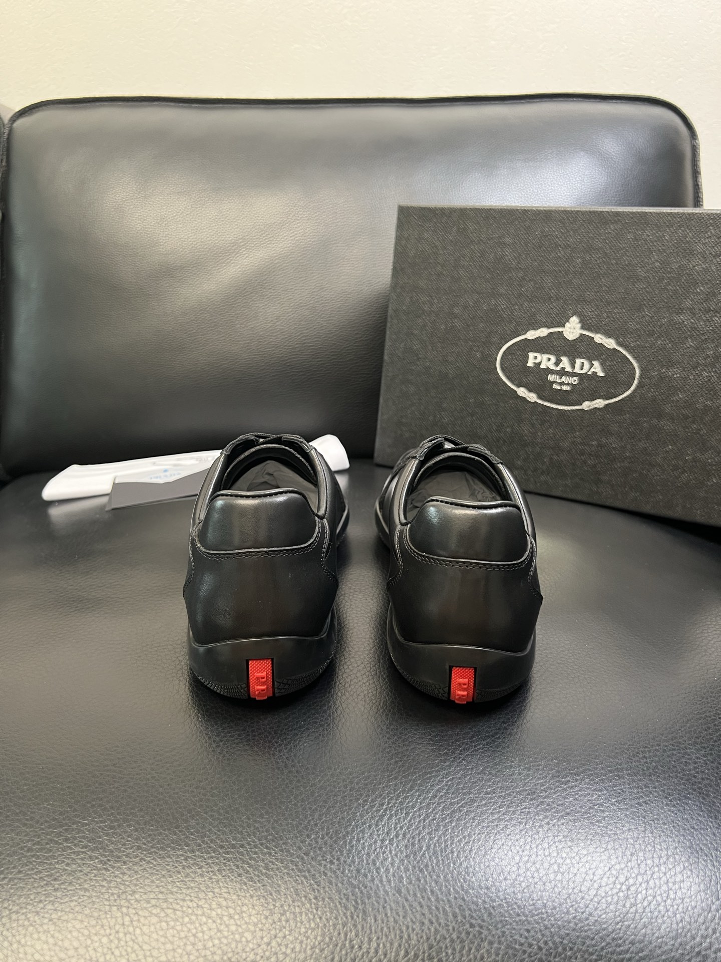 Prada 顶级工艺品，普拉达 专柜同步，原厂配置意大利进口牛皮面料，进口牛皮内里垫，透气舒适，鞋底：原