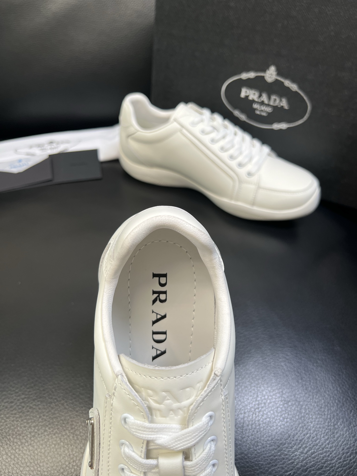 Prada 顶级工艺品，普拉达 专柜同步，原厂配置意大利进口牛皮面料，进口牛皮内里垫，透气舒适，鞋底：原