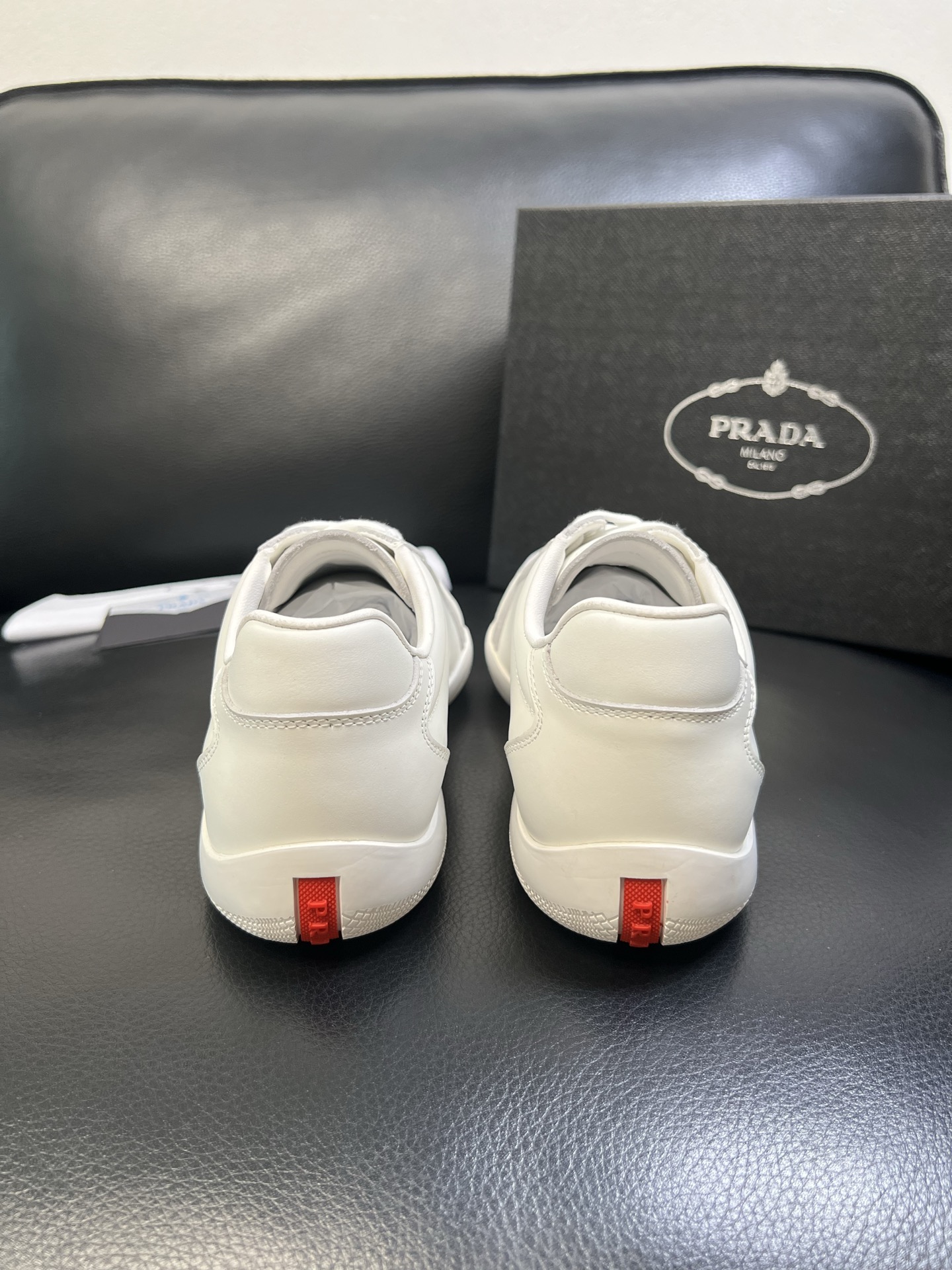 Prada 顶级工艺品，普拉达 专柜同步，原厂配置意大利进口牛皮面料，进口牛皮内里垫，透气舒适，鞋底：原