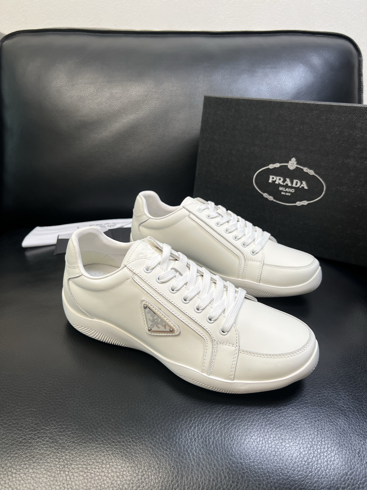 Prada 顶级工艺品，普拉达 专柜同步，原厂配置意大利进口牛皮面料，进口牛皮内里垫，透气舒适，鞋底：原