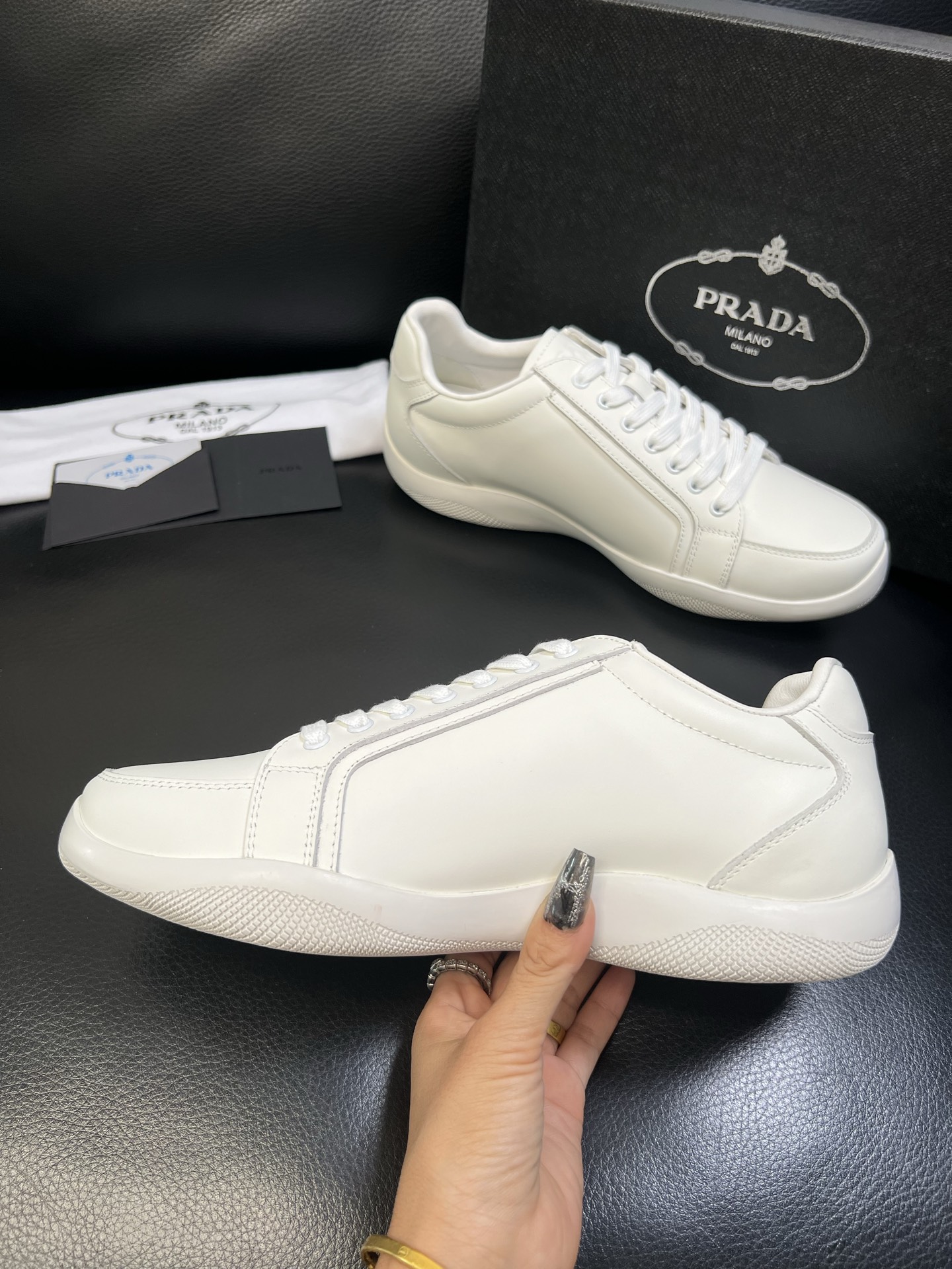 Prada 顶级工艺品，普拉达 专柜同步，原厂配置意大利进口牛皮面料，进口牛皮内里垫，透气舒适，鞋底：原