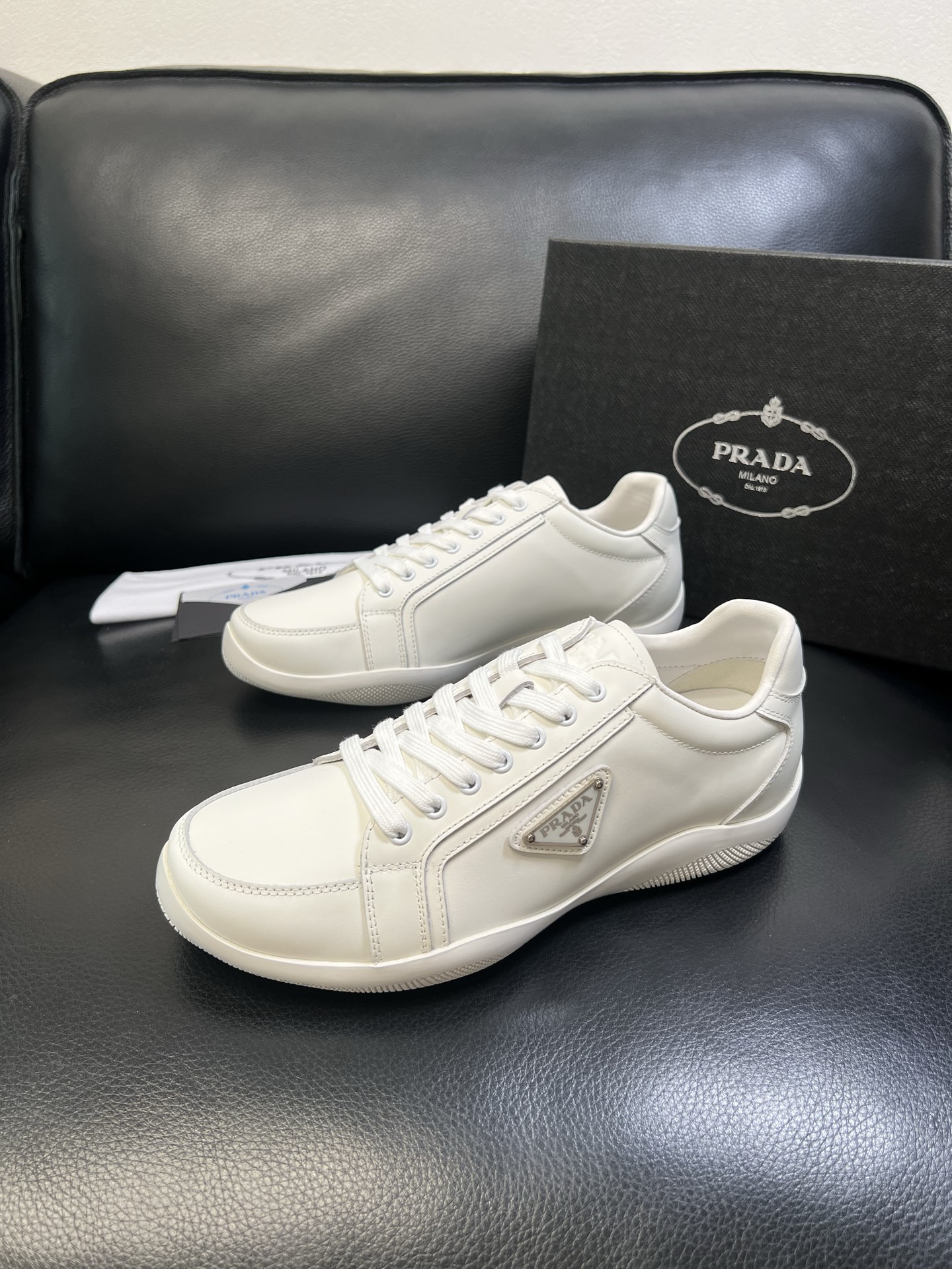 Prada 顶级工艺品，普拉达 专柜同步，原厂配置意大利进口牛皮面料，进口牛皮内里垫，透气舒适，鞋底：原