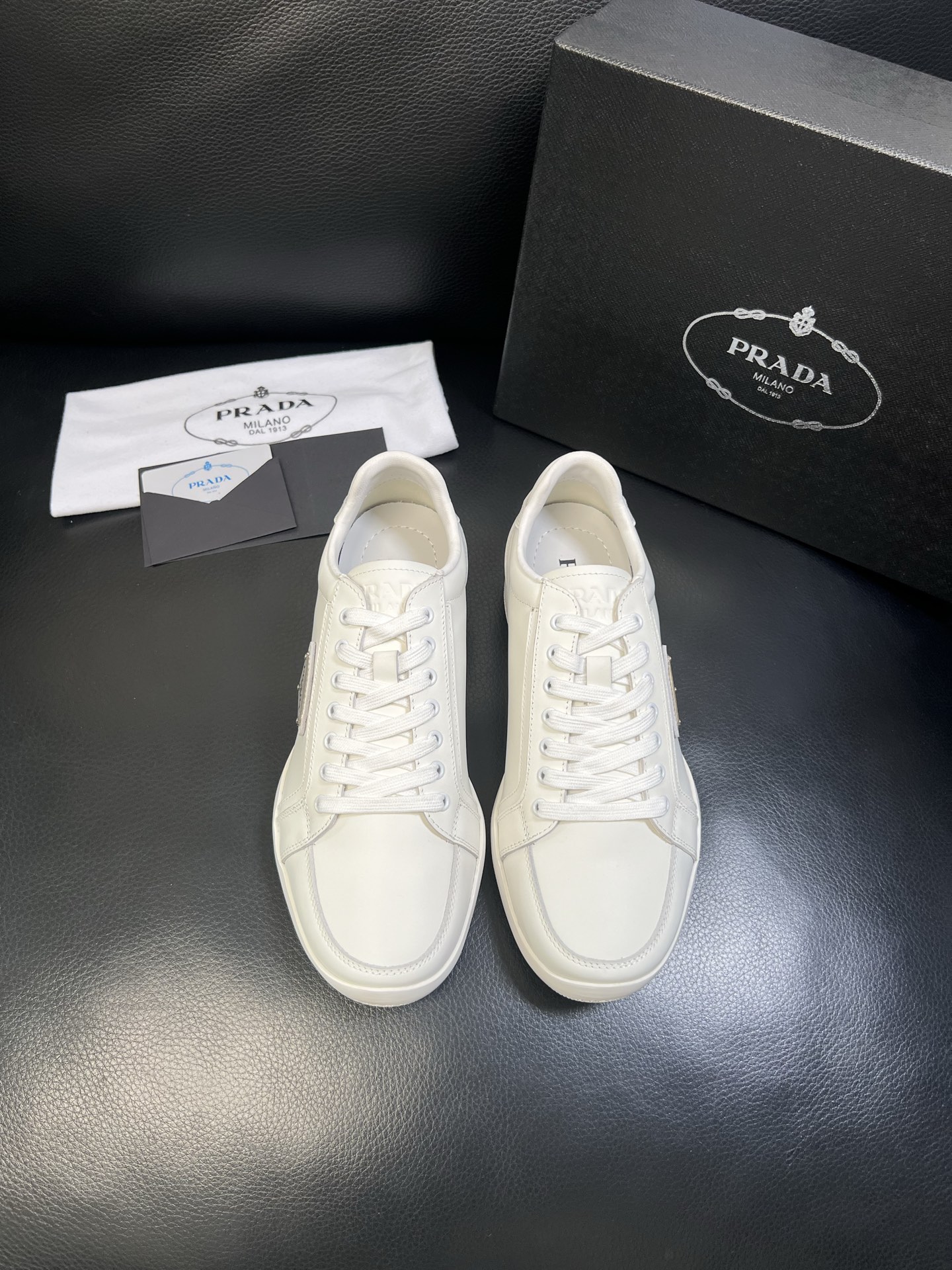 Prada 顶级工艺品，普拉达 专柜同步，原厂配置意大利进口牛皮面料，进口牛皮内里垫，透气舒适，鞋底：原