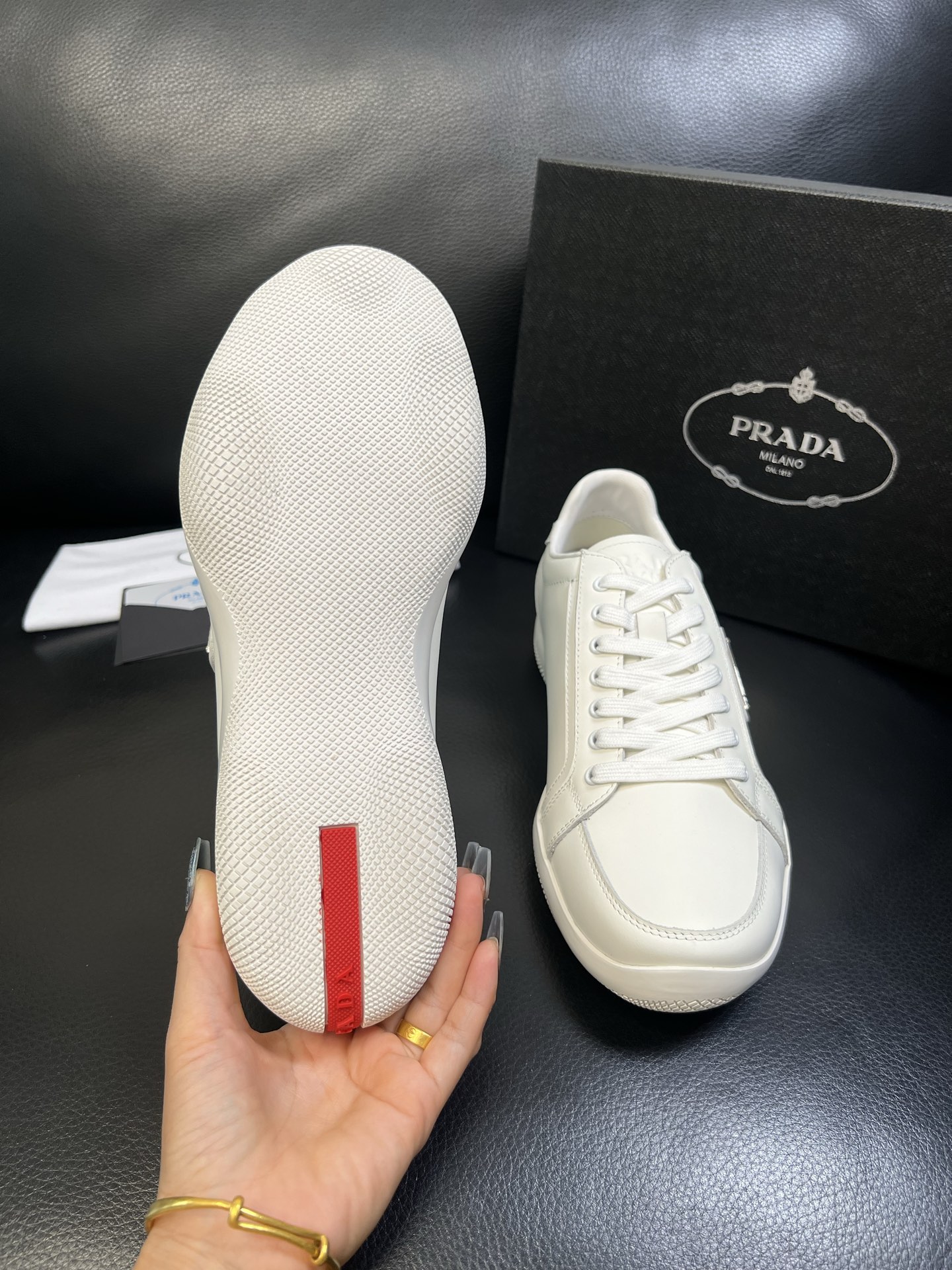 Prada 顶级工艺品，普拉达 专柜同步，原厂配置意大利进口牛皮面料，进口牛皮内里垫，透气舒适，鞋底：原