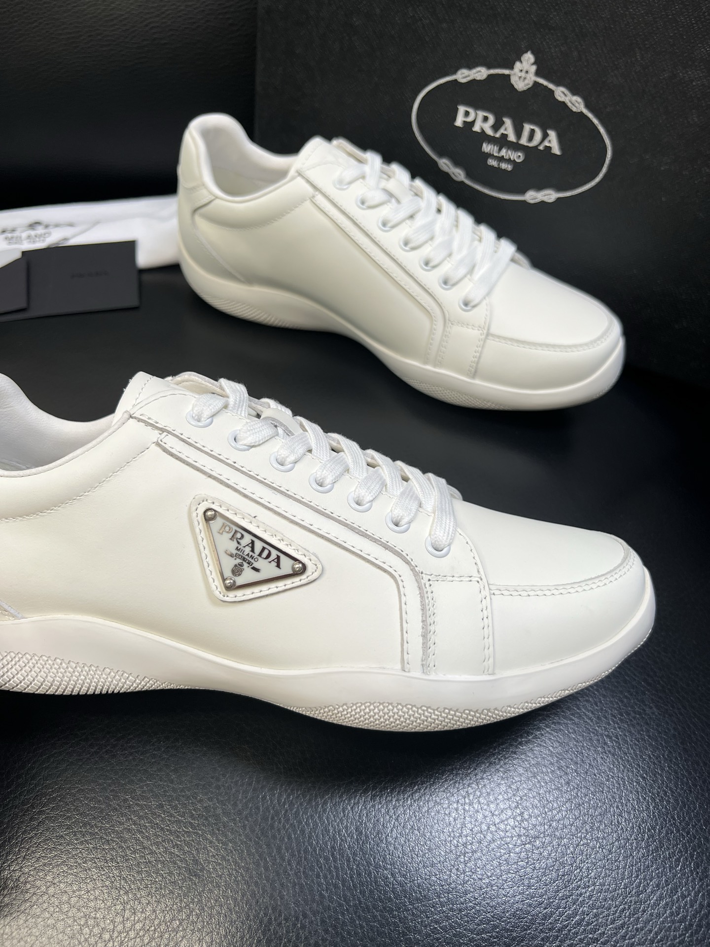 Prada 顶级工艺品，普拉达 专柜同步，原厂配置意大利进口牛皮面料，进口牛皮内里垫，透气舒适，鞋底：原