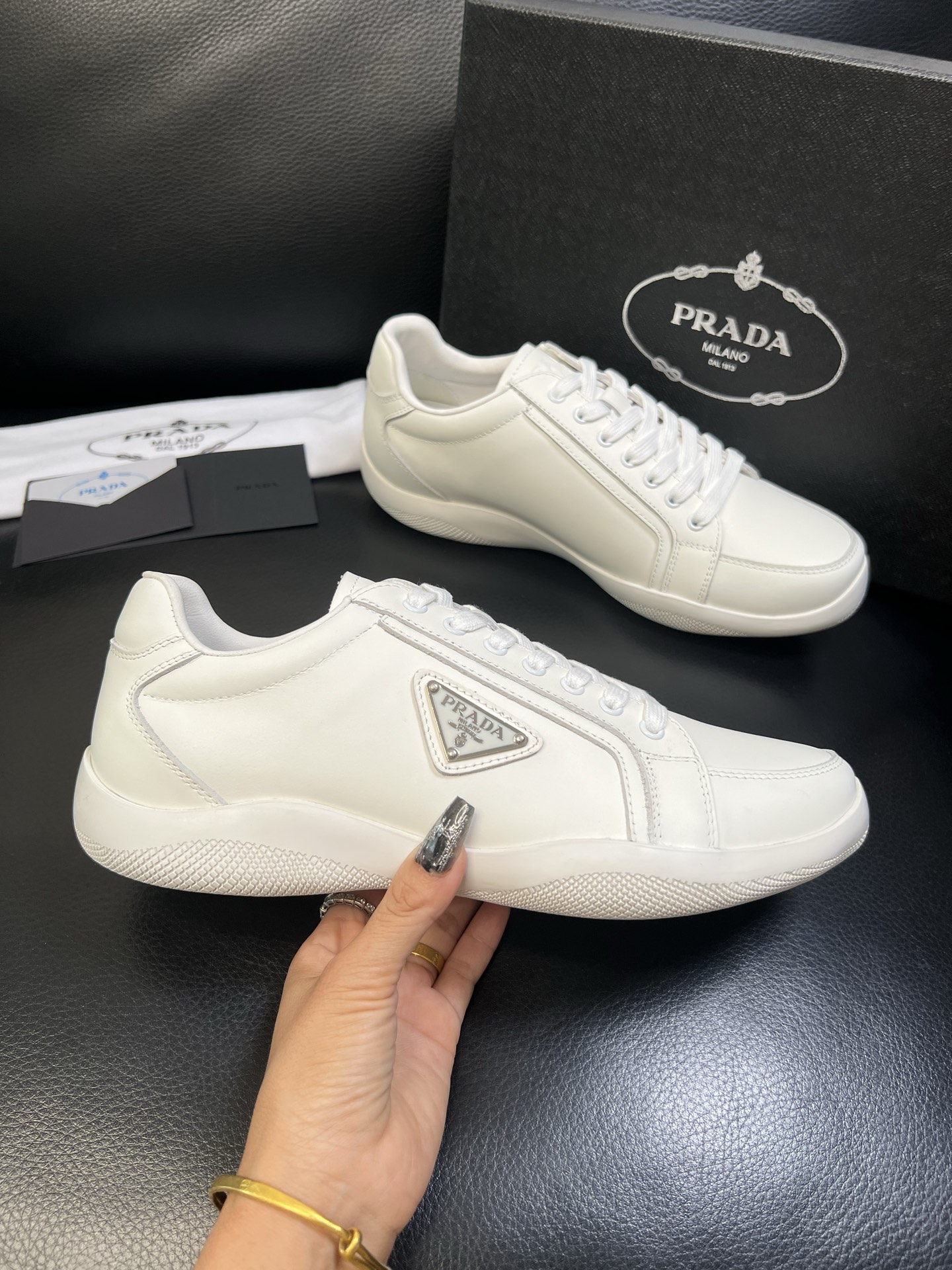 Prada 顶级工艺品，普拉达 专柜同步，原厂配置意大利进口牛皮面料，进口牛皮内里垫，透气舒适，鞋底：原