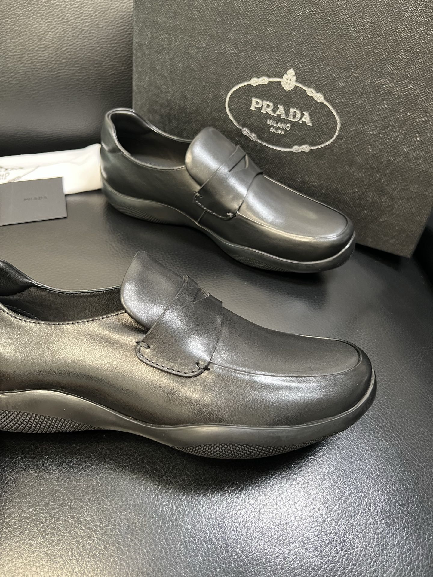 Prada 顶级工艺品，普拉达 专柜同步，原厂配置意大利进口牛皮面料，进口牛皮内里垫，透气舒适，鞋底：原