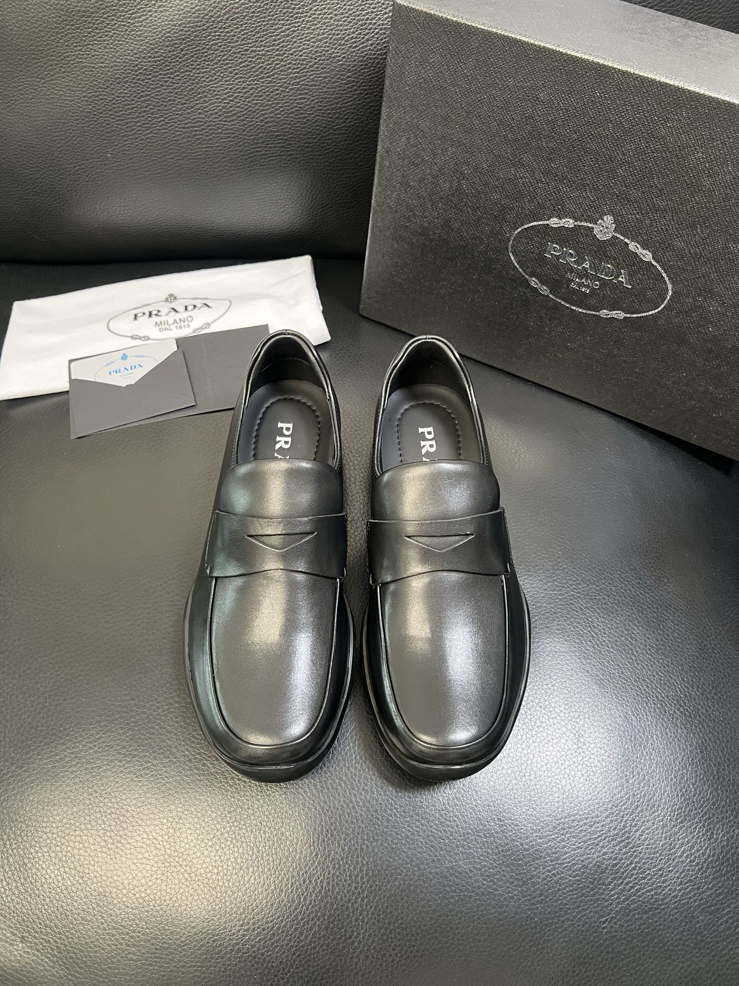 Prada 顶级工艺品，普拉达 专柜同步，原厂配置意大利进口牛皮面料，进口牛皮内里垫，透气舒适，鞋底：原