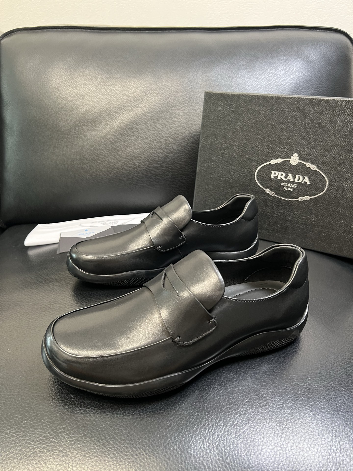 Prada 顶级工艺品，普拉达 专柜同步，原厂配置意大利进口牛皮面料，进口牛皮内里垫，透气舒适，鞋底：原