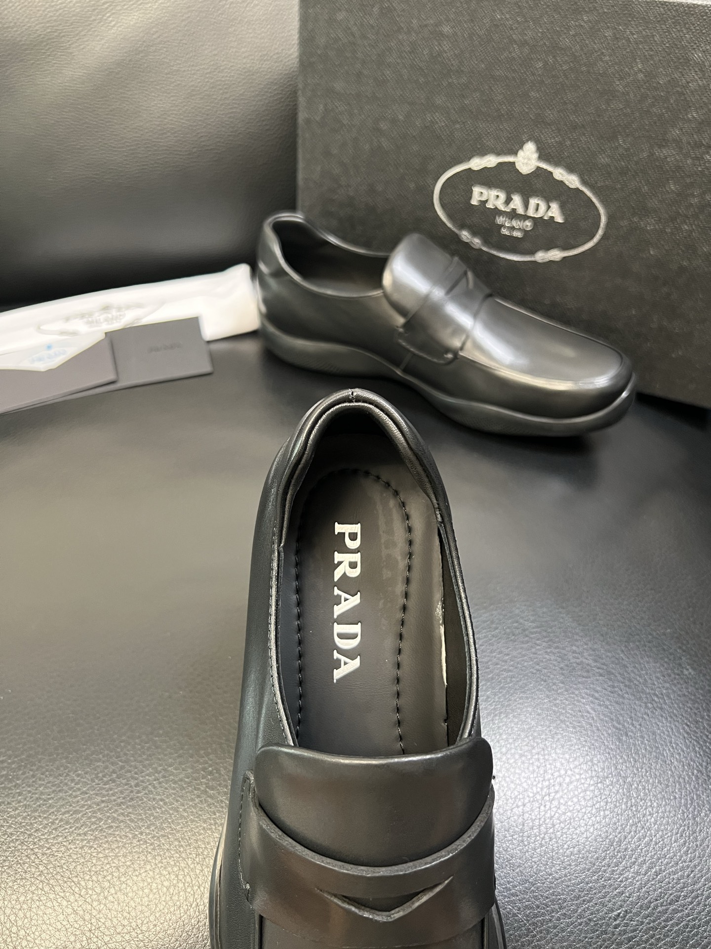 Prada 顶级工艺品，普拉达 专柜同步，原厂配置意大利进口牛皮面料，进口牛皮内里垫，透气舒适，鞋底：原