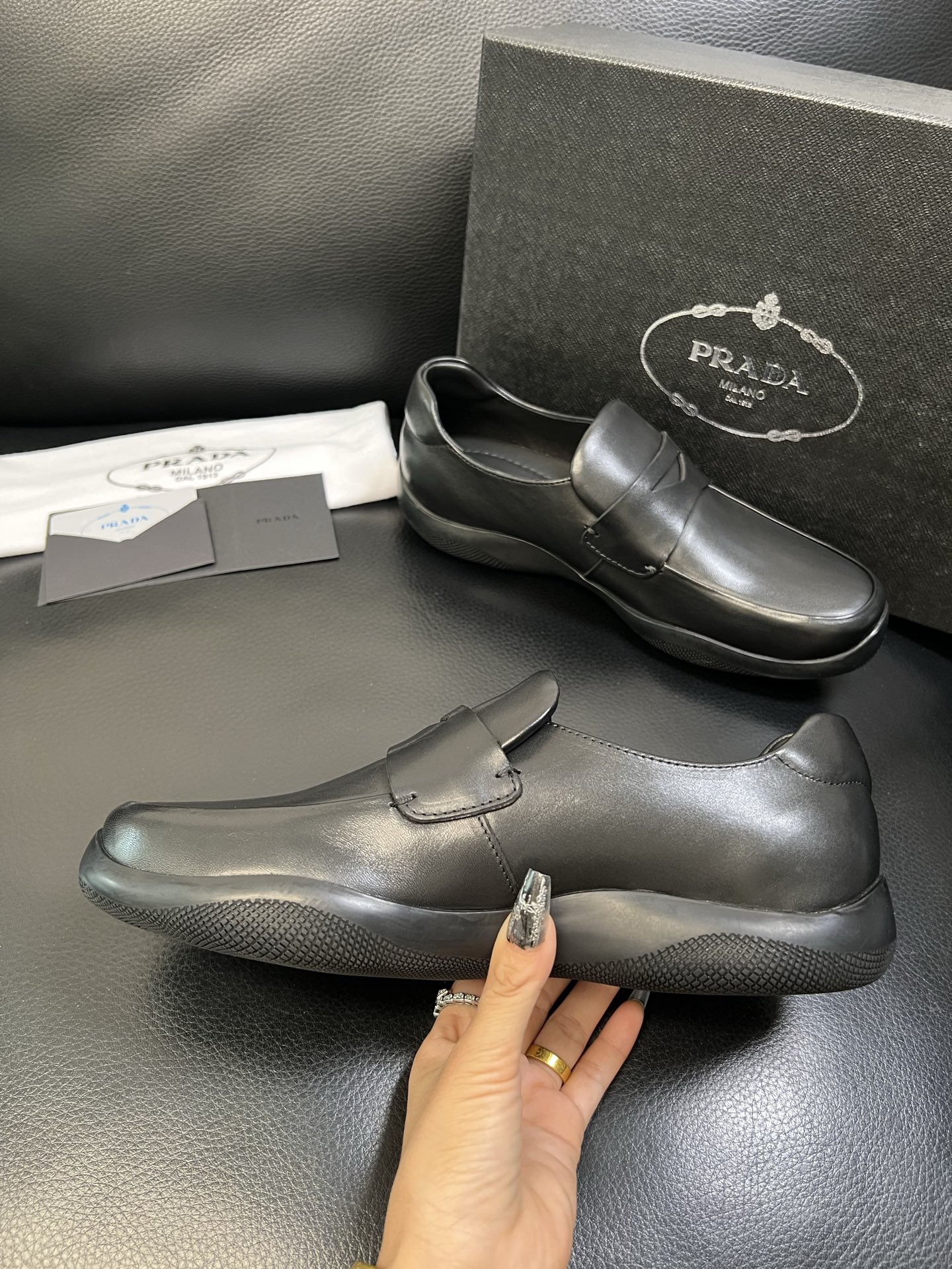 Prada 顶级工艺品，普拉达 专柜同步，原厂配置意大利进口牛皮面料，进口牛皮内里垫，透气舒适，鞋底：原