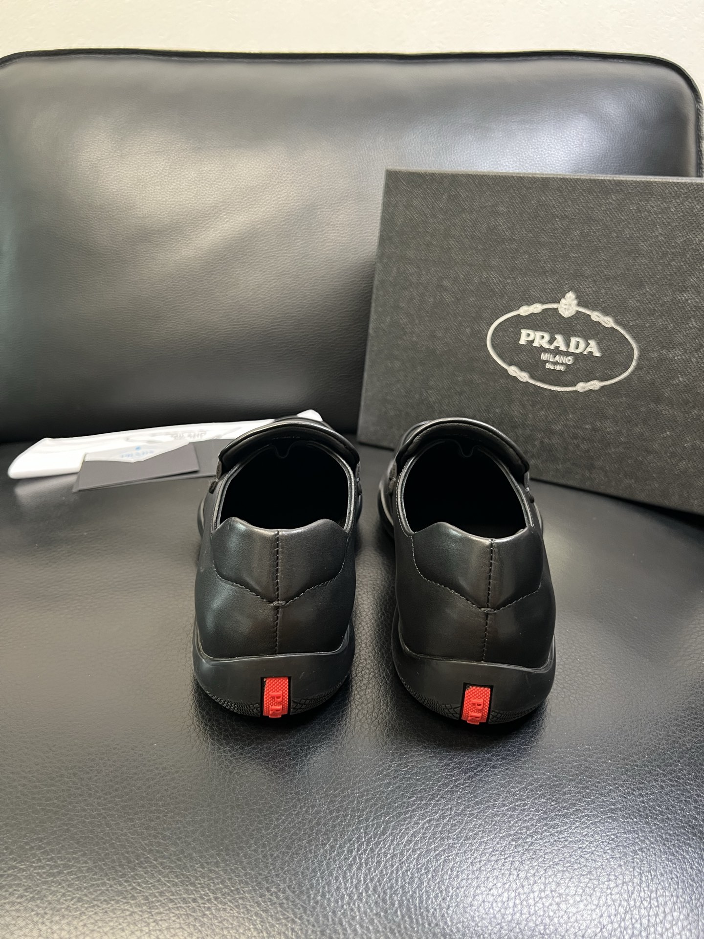 Prada 顶级工艺品，普拉达 专柜同步，原厂配置意大利进口牛皮面料，进口牛皮内里垫，透气舒适，鞋底：原