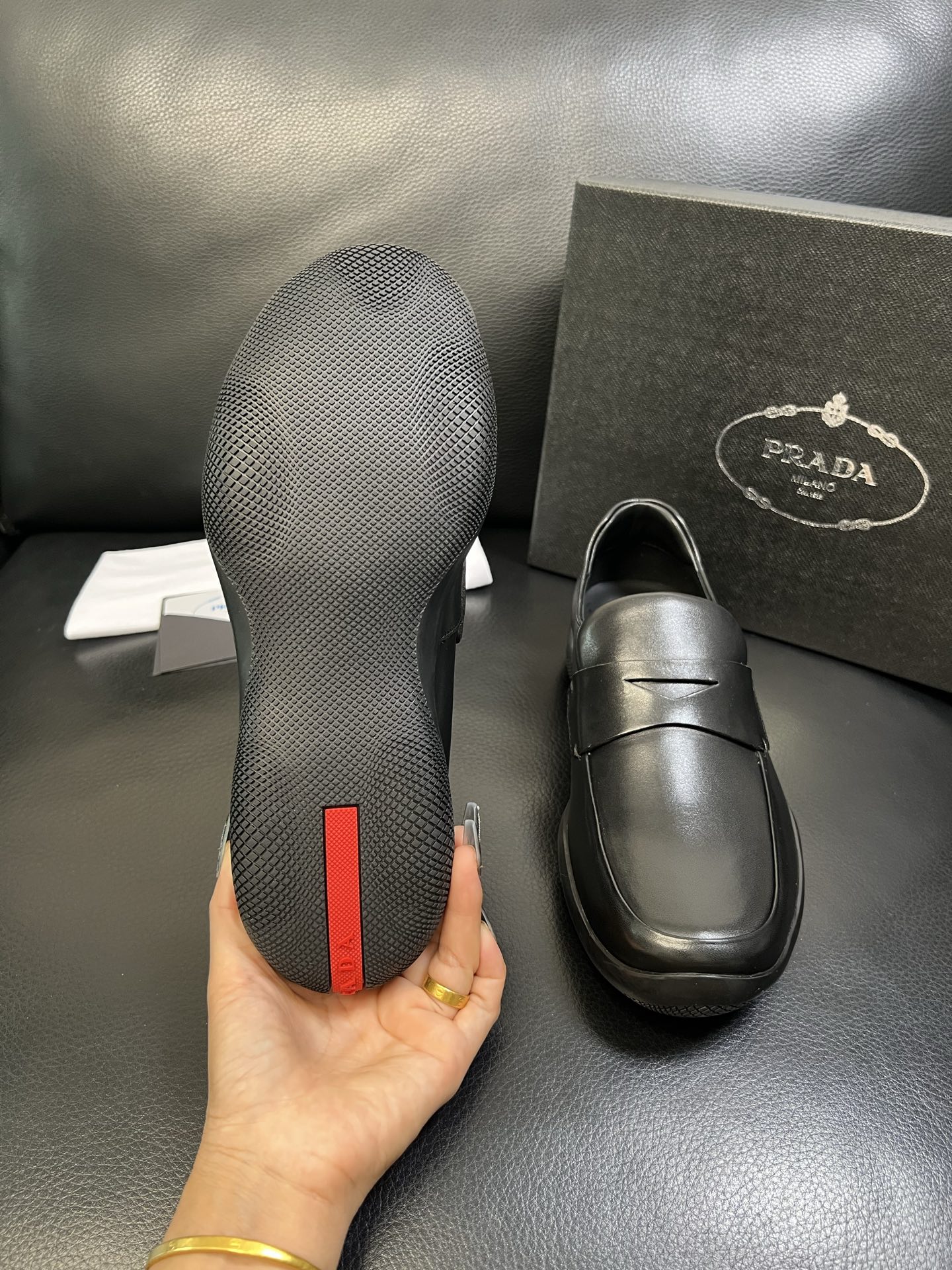 Prada 顶级工艺品，普拉达 专柜同步，原厂配置意大利进口牛皮面料，进口牛皮内里垫，透气舒适，鞋底：原