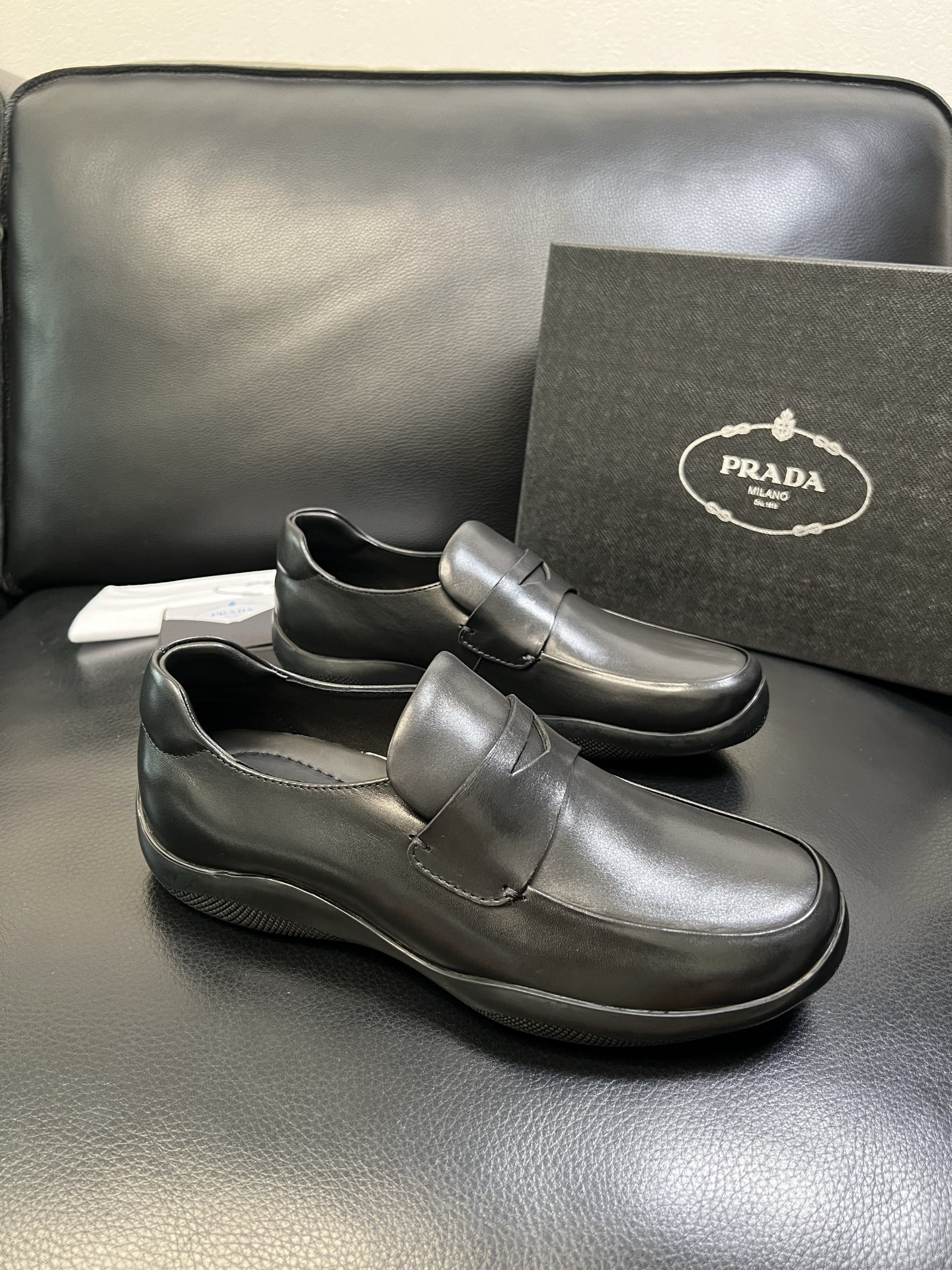 Prada 顶级工艺品，普拉达 专柜同步，原厂配置意大利进口牛皮面料，进口牛皮内里垫，透气舒适，鞋底：原