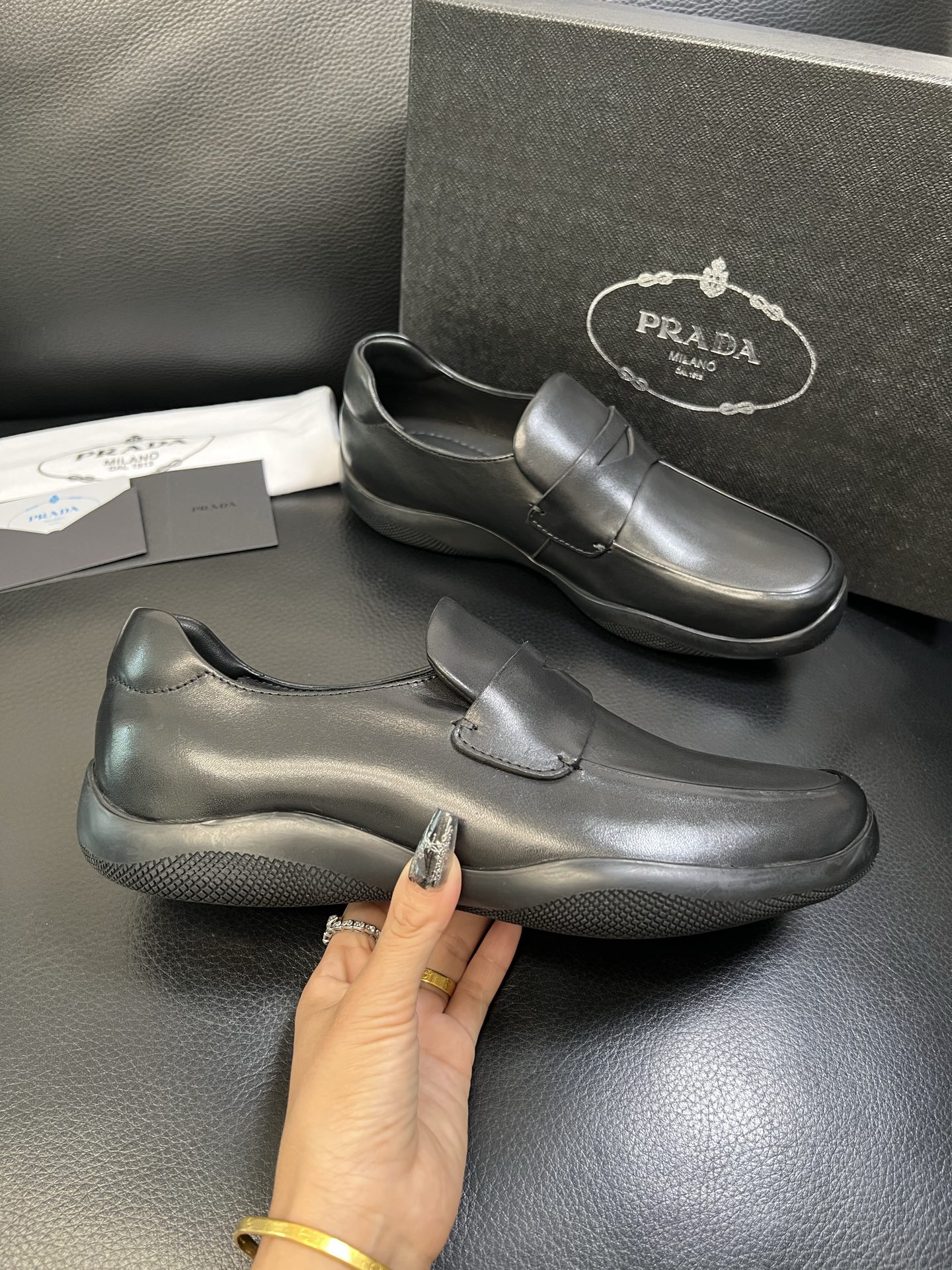 Prada 顶级工艺品，普拉达 专柜同步，原厂配置意大利进口牛皮面料，进口牛皮内里垫，透气舒适，鞋底：原