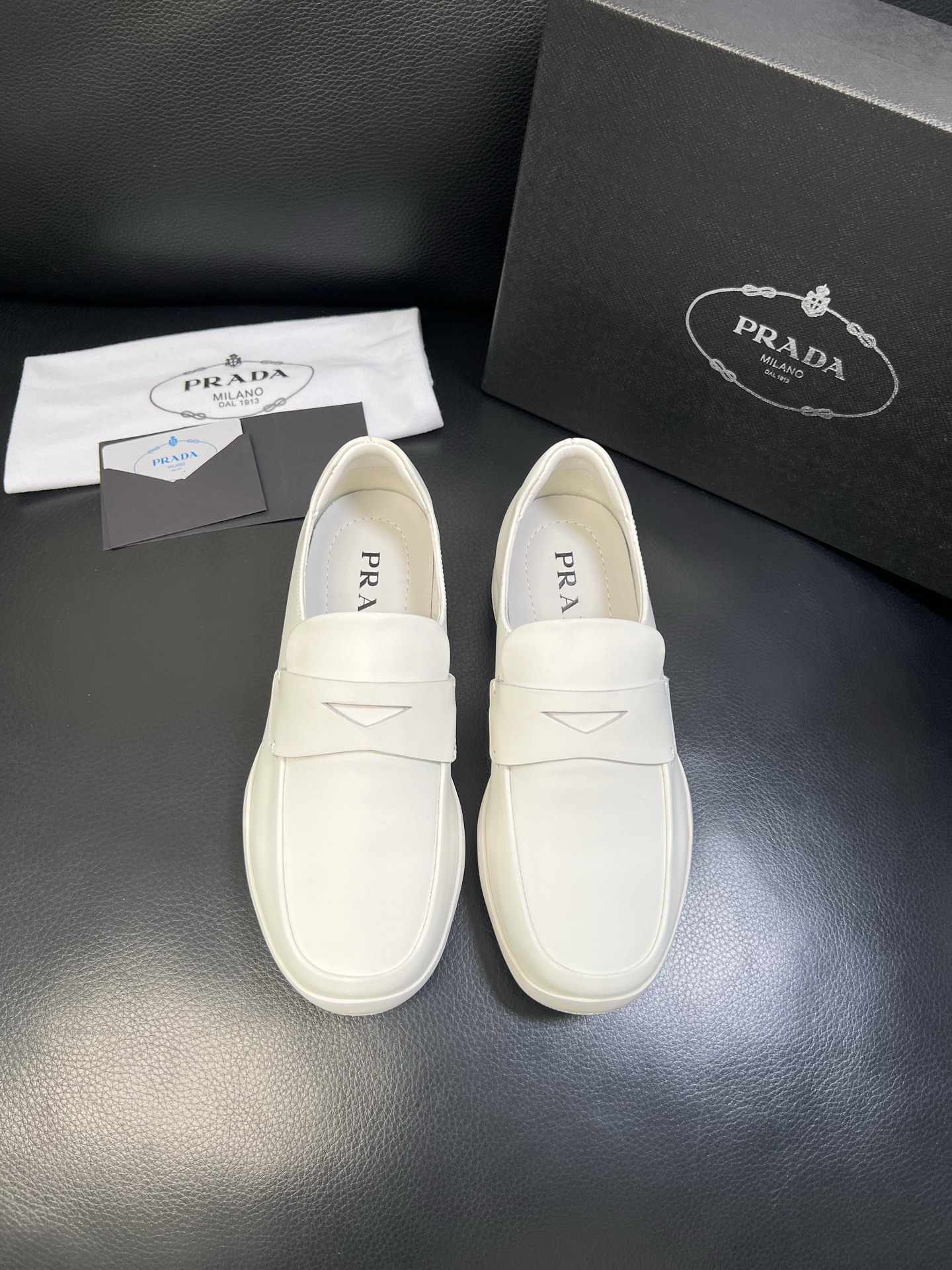 Prada 顶级工艺品，普拉达 专柜同步，原厂配置意大利进口牛皮面料，进口牛皮内里垫，透气舒适，鞋底：原