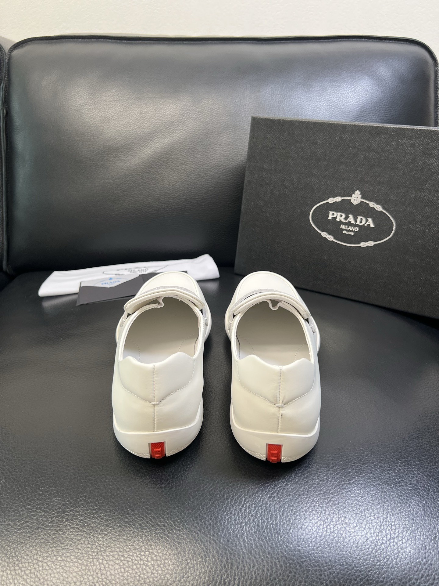 Prada 顶级工艺品，普拉达 专柜同步，原厂配置意大利进口牛皮面料，进口牛皮内里垫，透气舒适，鞋底：原