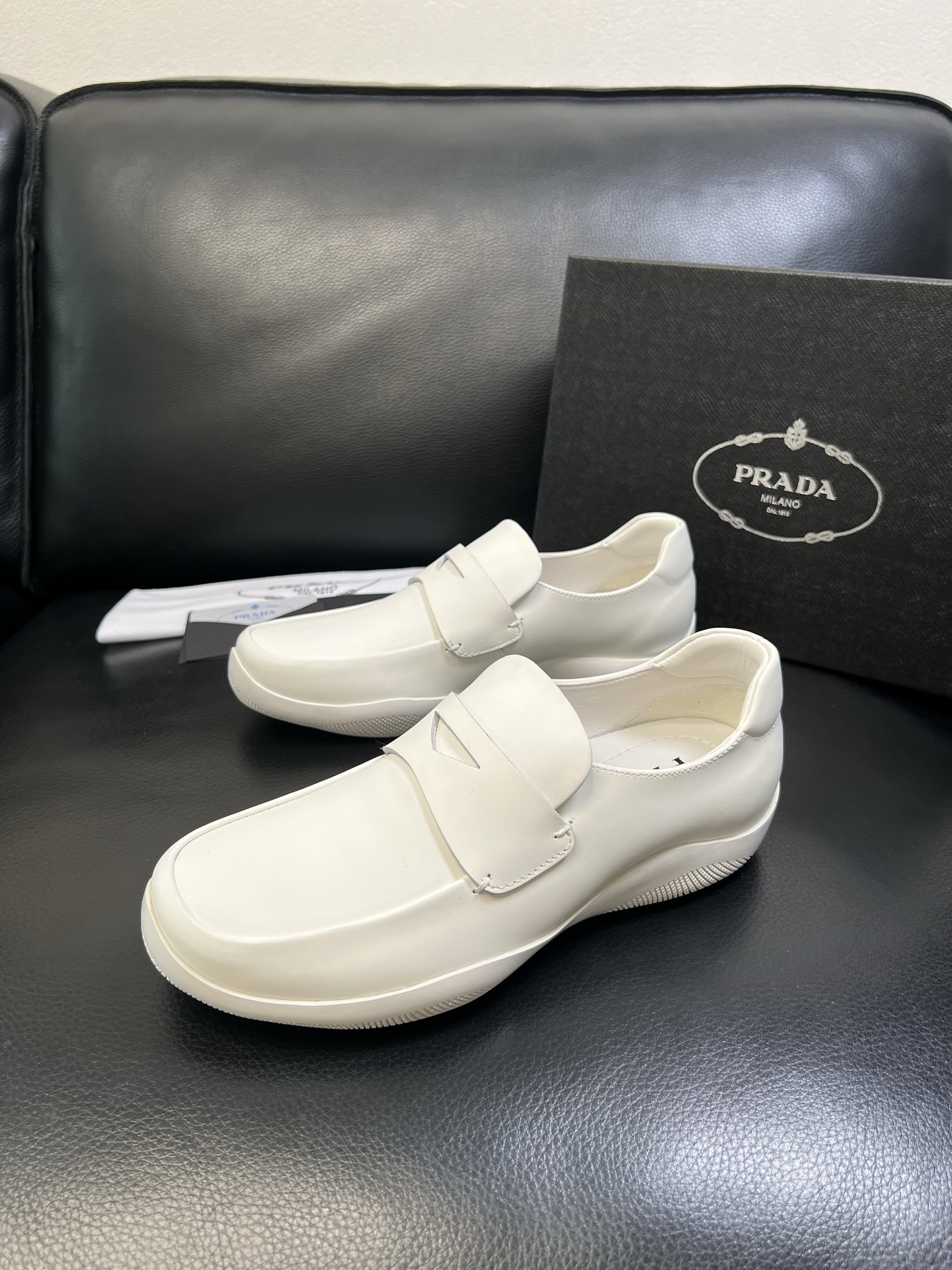 Prada 顶级工艺品，普拉达 专柜同步，原厂配置意大利进口牛皮面料，进口牛皮内里垫，透气舒适，鞋底：原