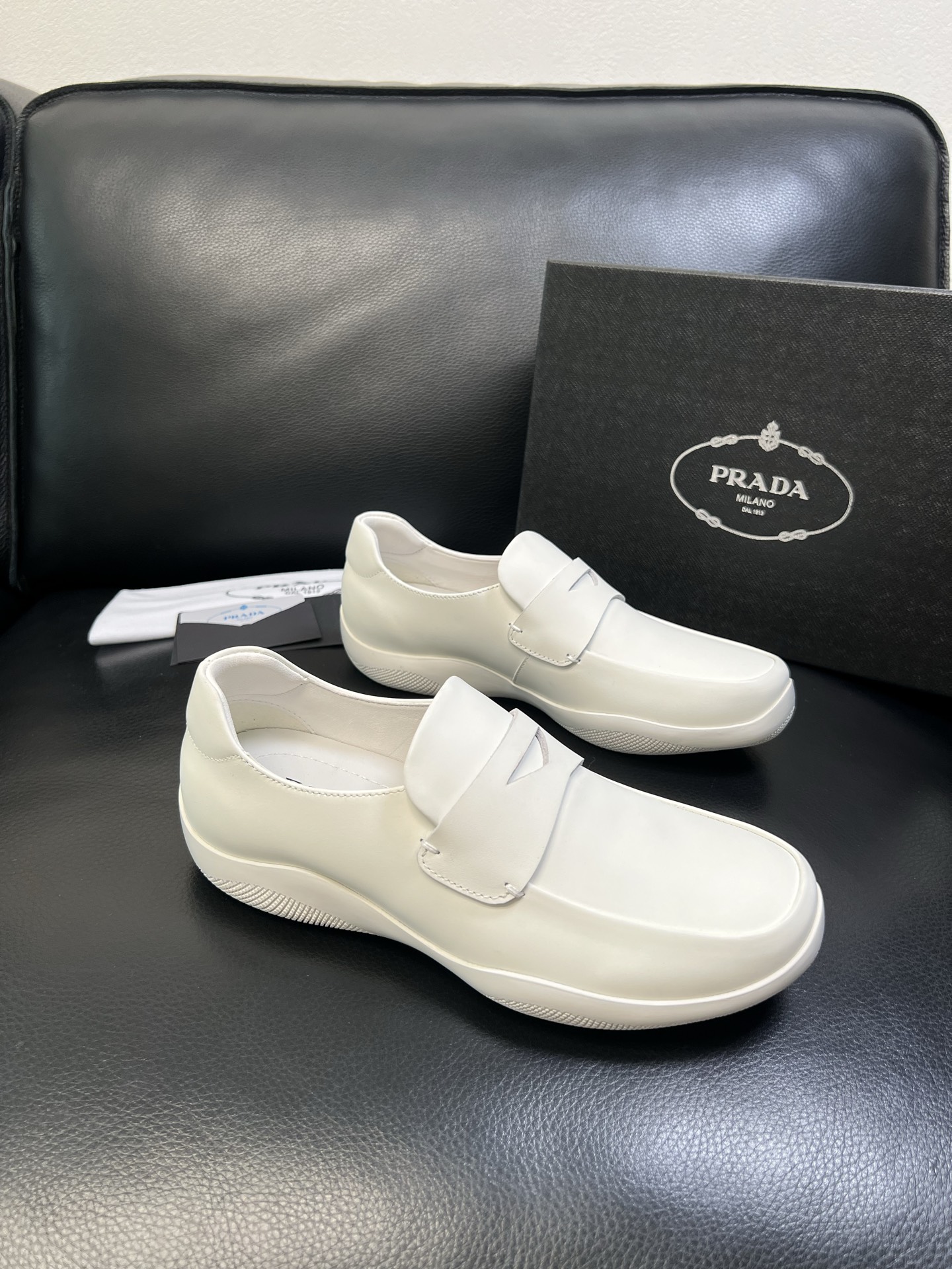 Prada 顶级工艺品，普拉达 专柜同步，原厂配置意大利进口牛皮面料，进口牛皮内里垫，透气舒适，鞋底：原