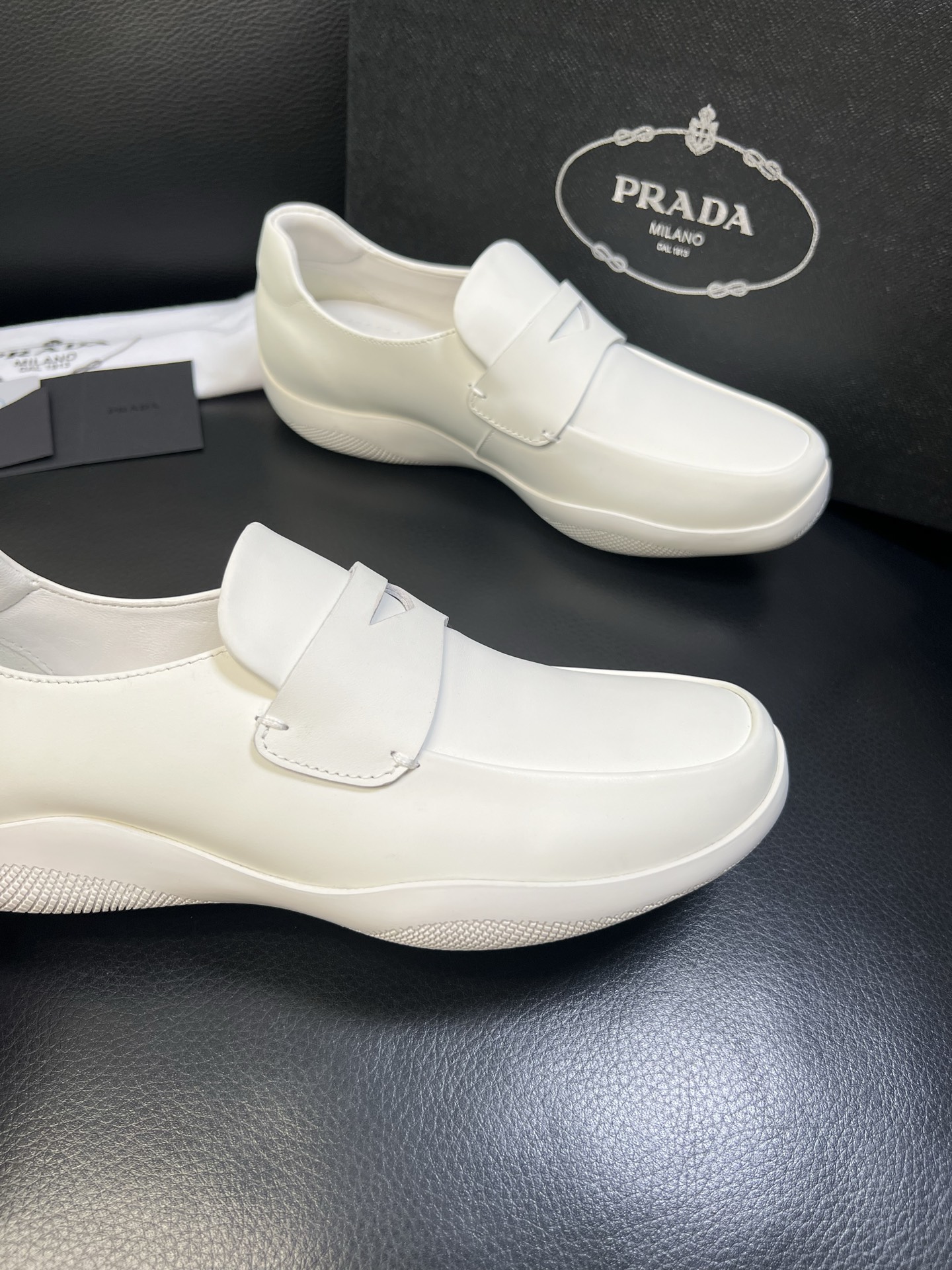 Prada 顶级工艺品，普拉达 专柜同步，原厂配置意大利进口牛皮面料，进口牛皮内里垫，透气舒适，鞋底：原