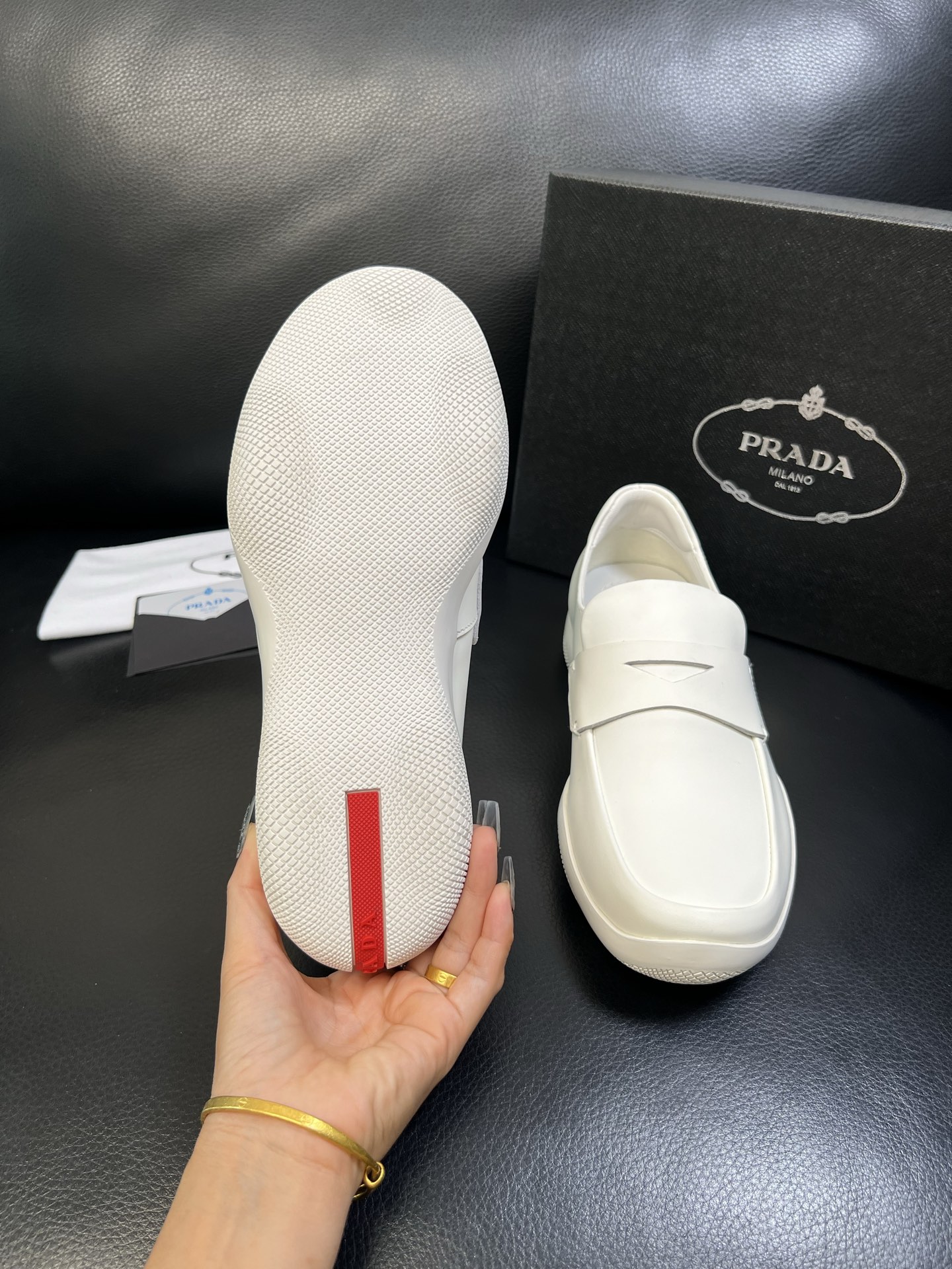 Prada 顶级工艺品，普拉达 专柜同步，原厂配置意大利进口牛皮面料，进口牛皮内里垫，透气舒适，鞋底：原