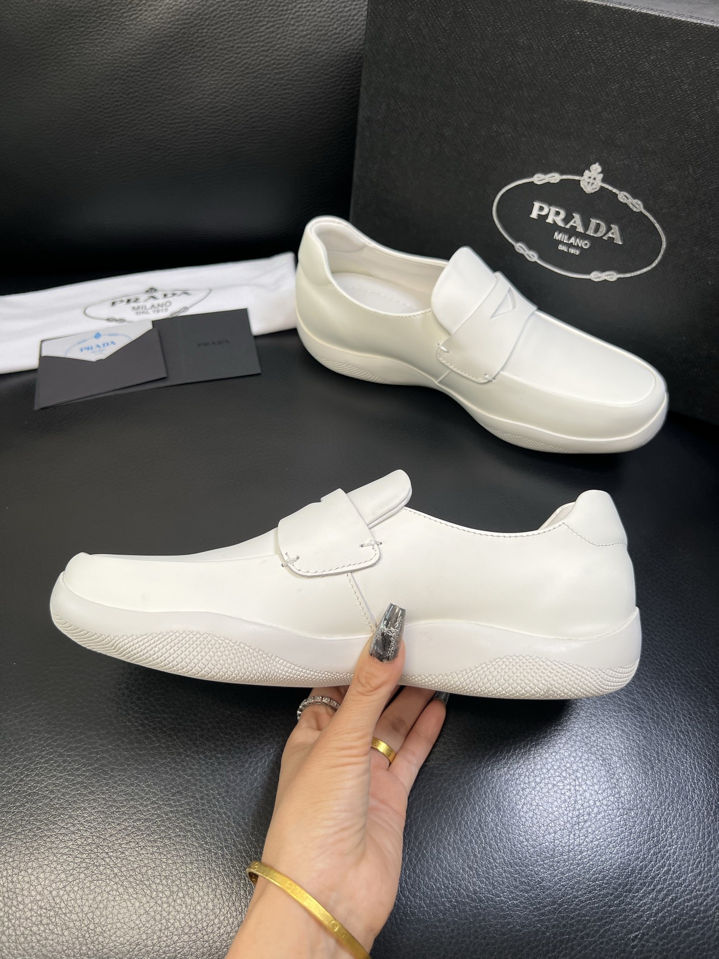 Prada 顶级工艺品，普拉达 专柜同步，原厂配置意大利进口牛皮面料，进口牛皮内里垫，透气舒适，鞋底：原