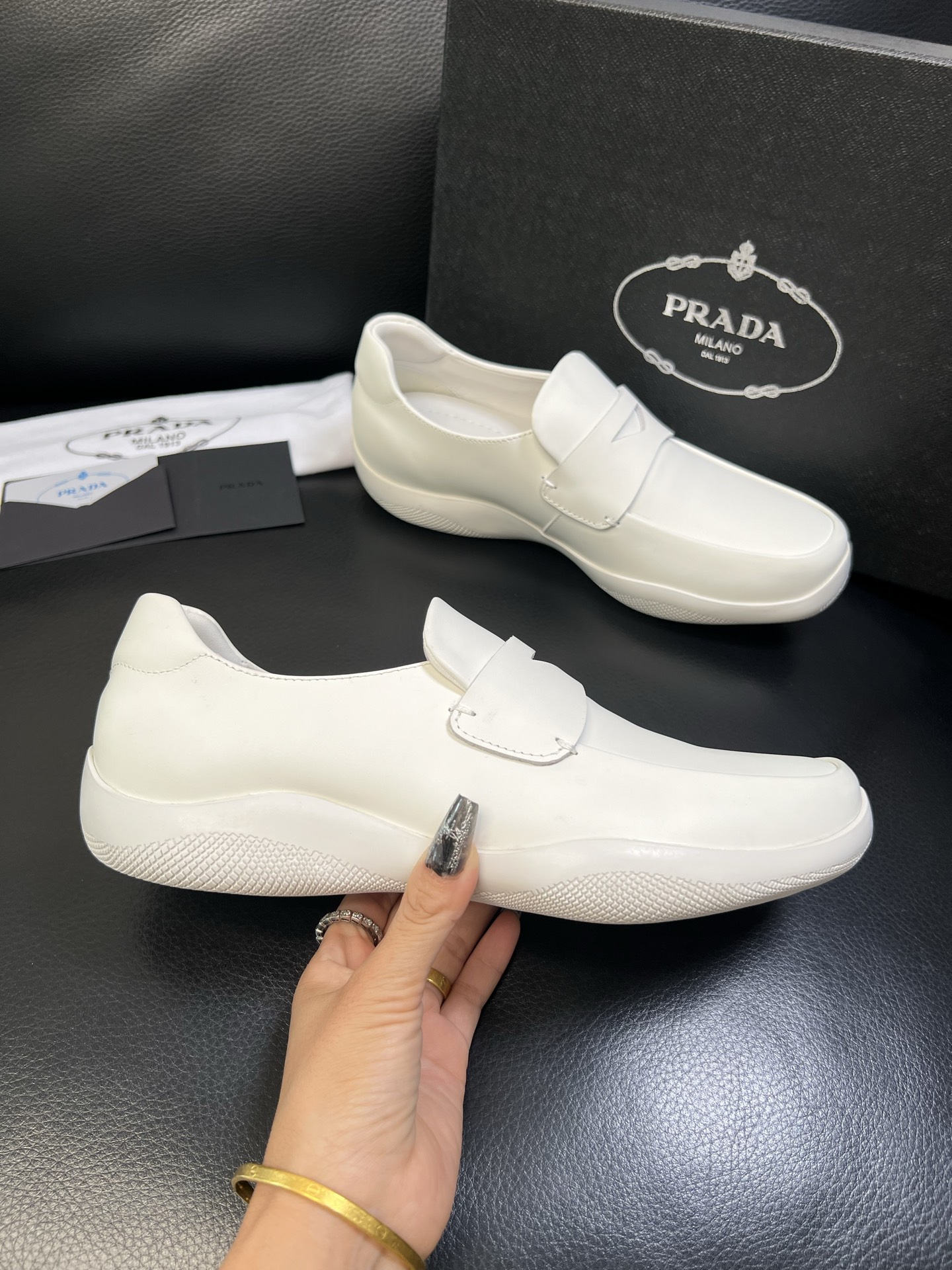 Prada 顶级工艺品，普拉达 专柜同步，原厂配置意大利进口牛皮面料，进口牛皮内里垫，透气舒适，鞋底：原