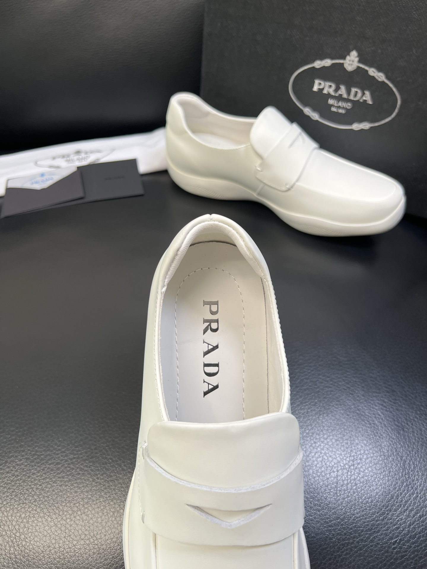 Prada 顶级工艺品，普拉达 专柜同步，原厂配置意大利进口牛皮面料，进口牛皮内里垫，透气舒适，鞋底：原