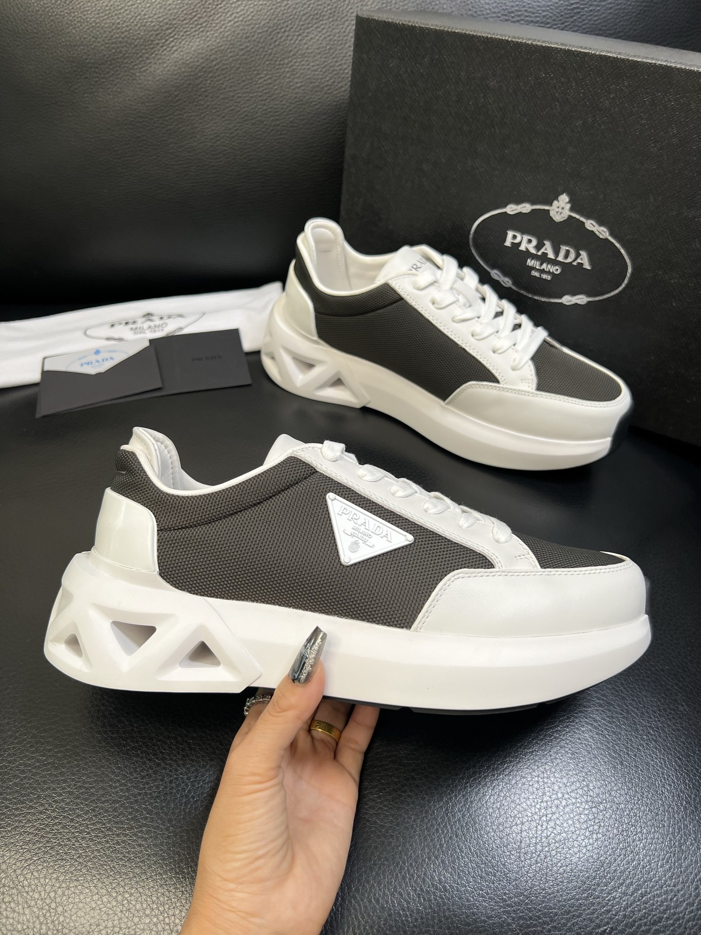 Prada 顶级工艺品，普拉达 专柜同步，原厂配置意大利进口牛皮面料，进口牛皮内里垫，透气舒适，鞋底：原