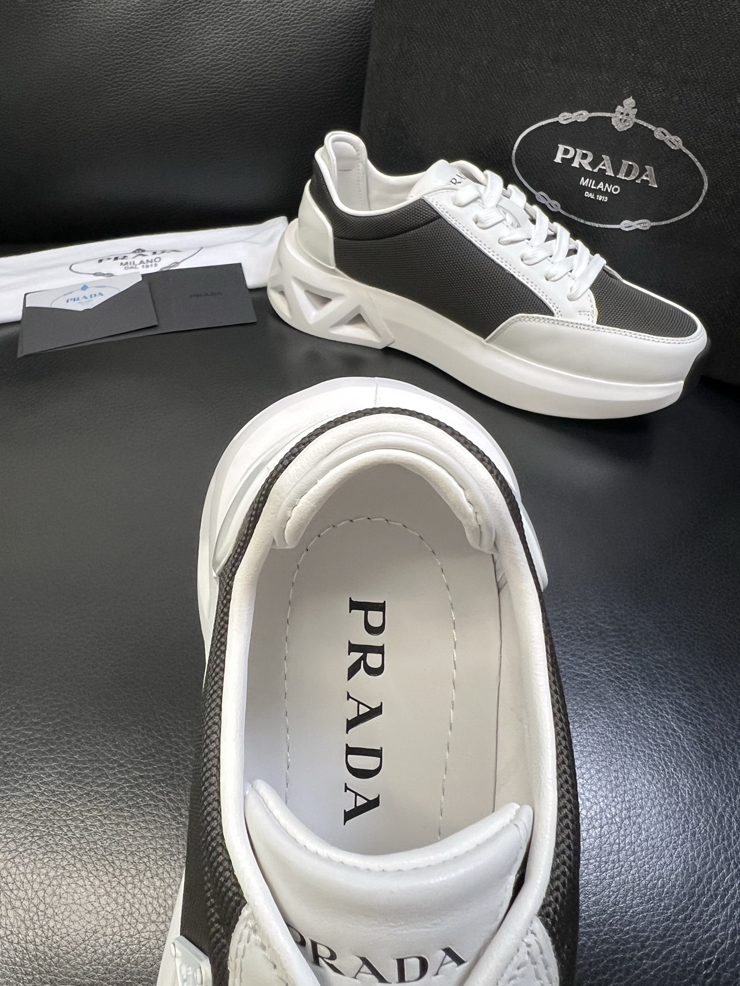 Prada 顶级工艺品，普拉达 专柜同步，原厂配置意大利进口牛皮面料，进口牛皮内里垫，透气舒适，鞋底：原
