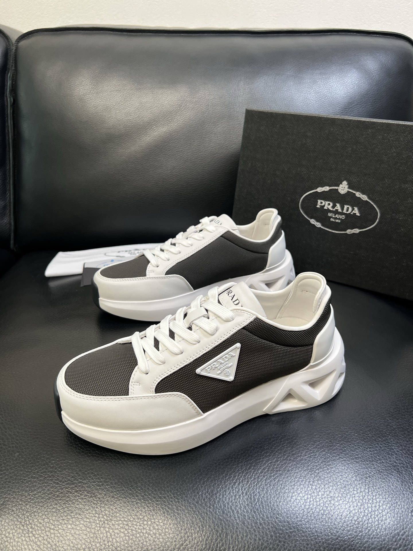 Prada 顶级工艺品，普拉达 专柜同步，原厂配置意大利进口牛皮面料，进口牛皮内里垫，透气舒适，鞋底：原