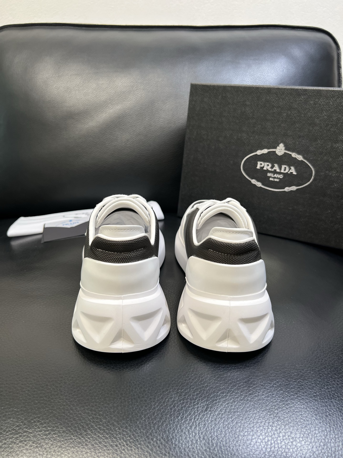 Prada 顶级工艺品，普拉达 专柜同步，原厂配置意大利进口牛皮面料，进口牛皮内里垫，透气舒适，鞋底：原