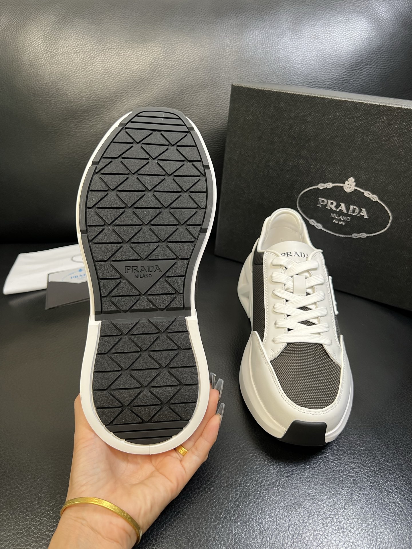 Prada 顶级工艺品，普拉达 专柜同步，原厂配置意大利进口牛皮面料，进口牛皮内里垫，透气舒适，鞋底：原