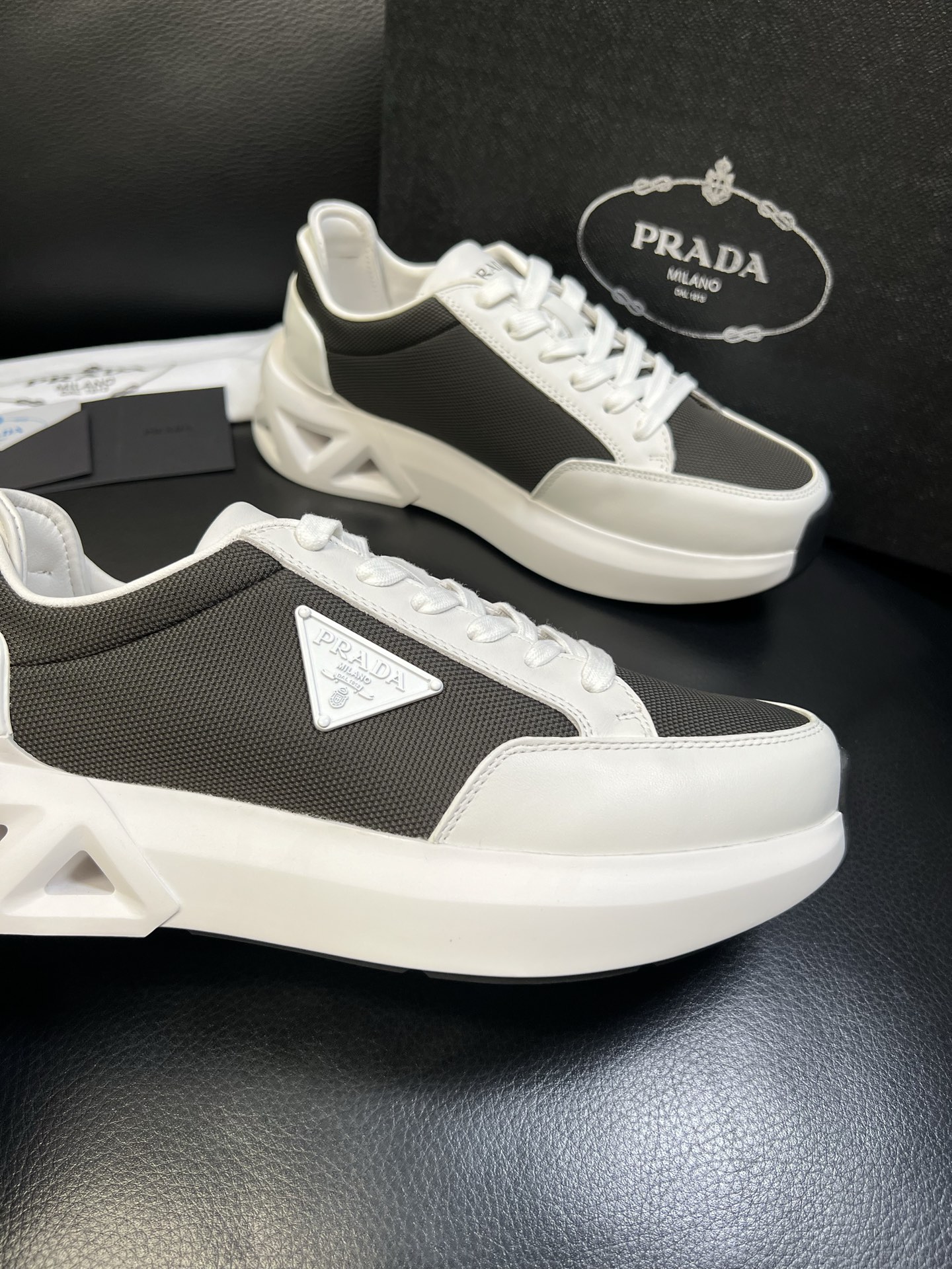 Prada 顶级工艺品，普拉达 专柜同步，原厂配置意大利进口牛皮面料，进口牛皮内里垫，透气舒适，鞋底：原
