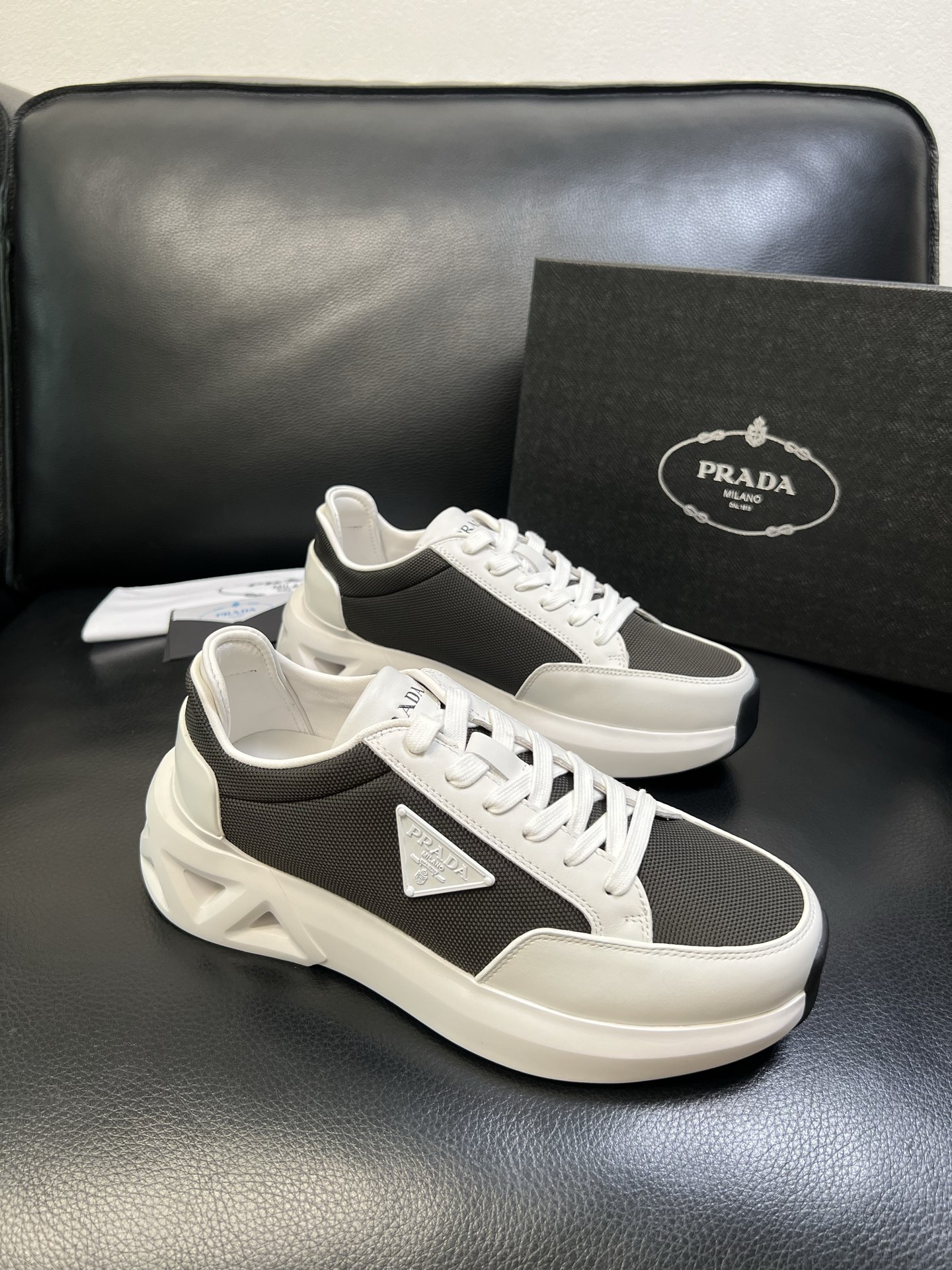 Prada 顶级工艺品，普拉达 专柜同步，原厂配置意大利进口牛皮面料，进口牛皮内里垫，透气舒适，鞋底：原