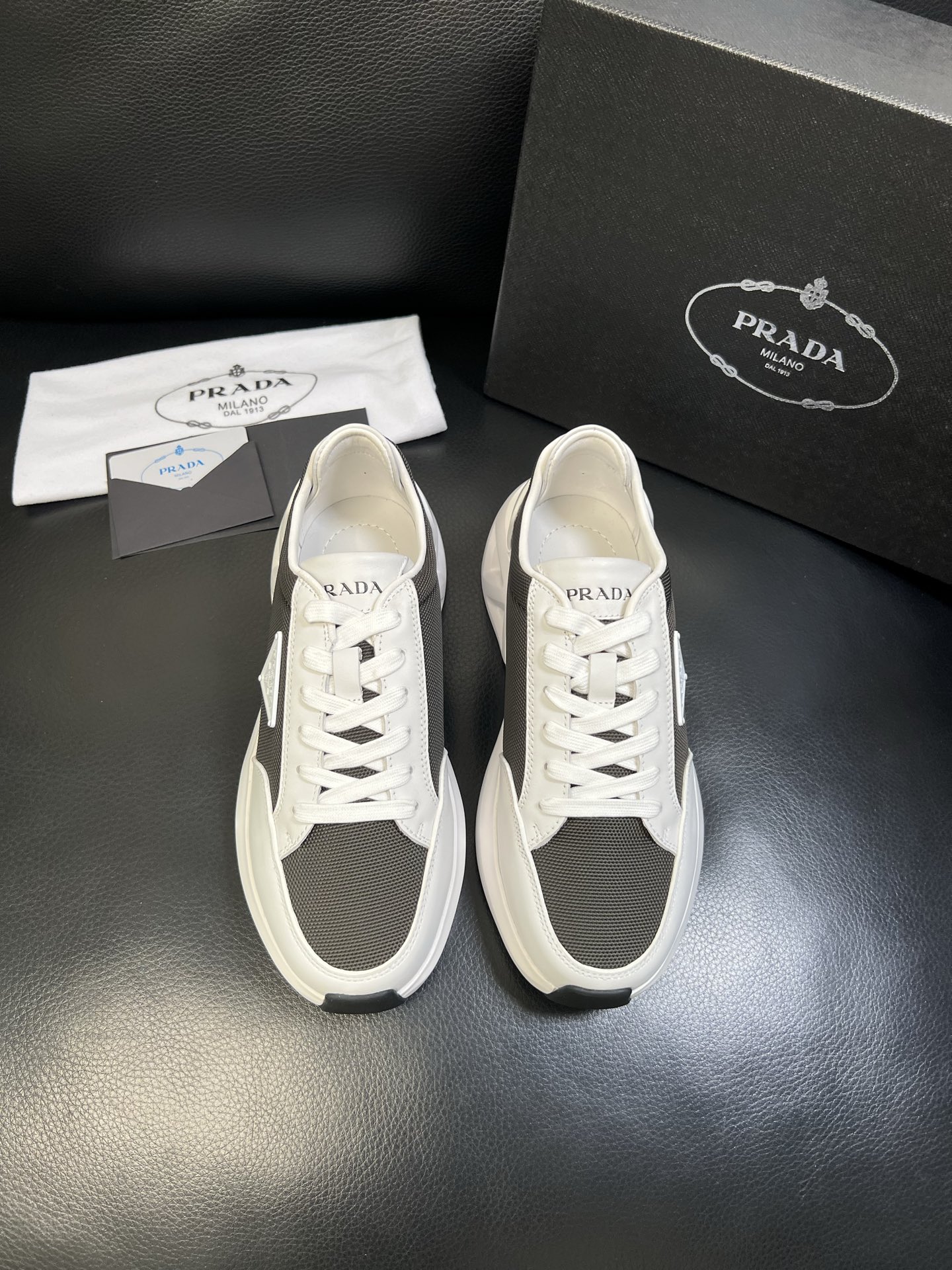 Prada 顶级工艺品，普拉达 专柜同步，原厂配置意大利进口牛皮面料，进口牛皮内里垫，透气舒适，鞋底：原