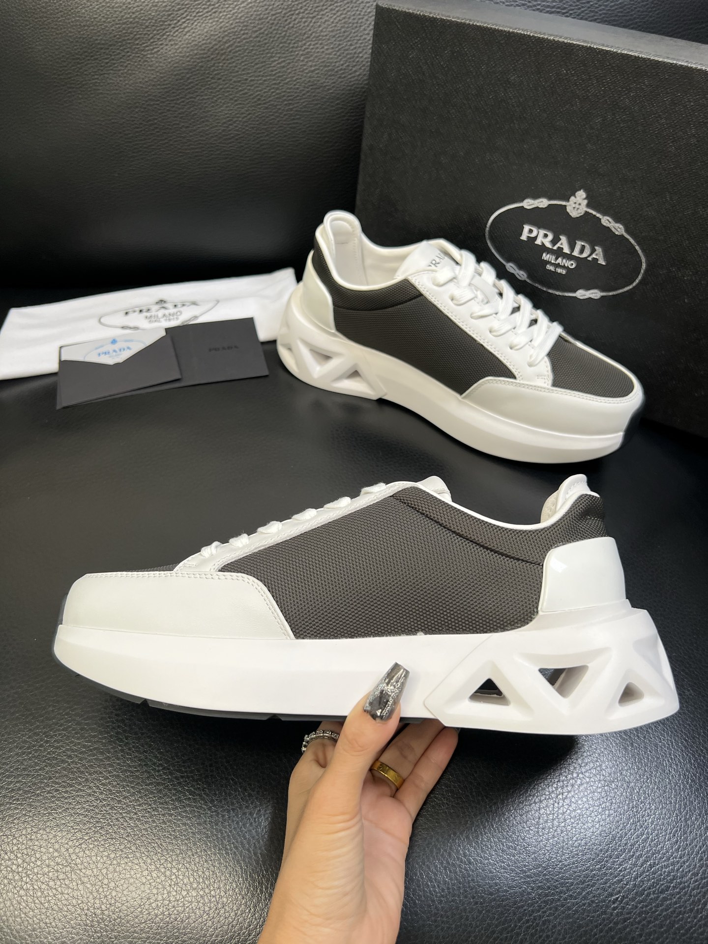 Prada 顶级工艺品，普拉达 专柜同步，原厂配置意大利进口牛皮面料，进口牛皮内里垫，透气舒适，鞋底：原