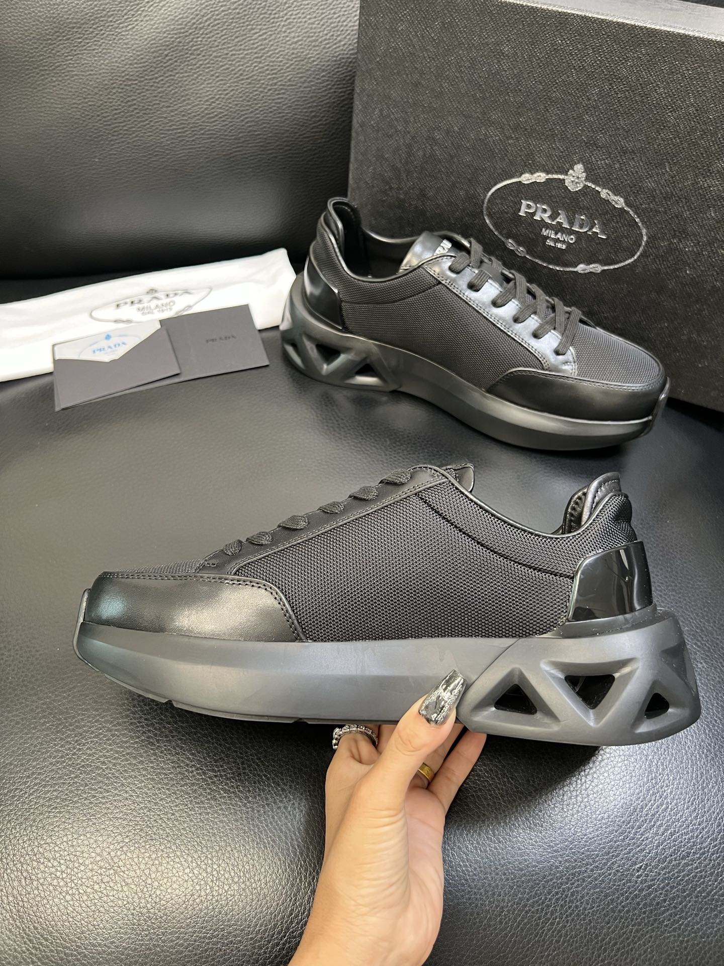 Prada 顶级工艺品，普拉达 专柜同步，原厂配置意大利进口牛皮面料，进口牛皮内里垫，透气舒适，鞋底：原