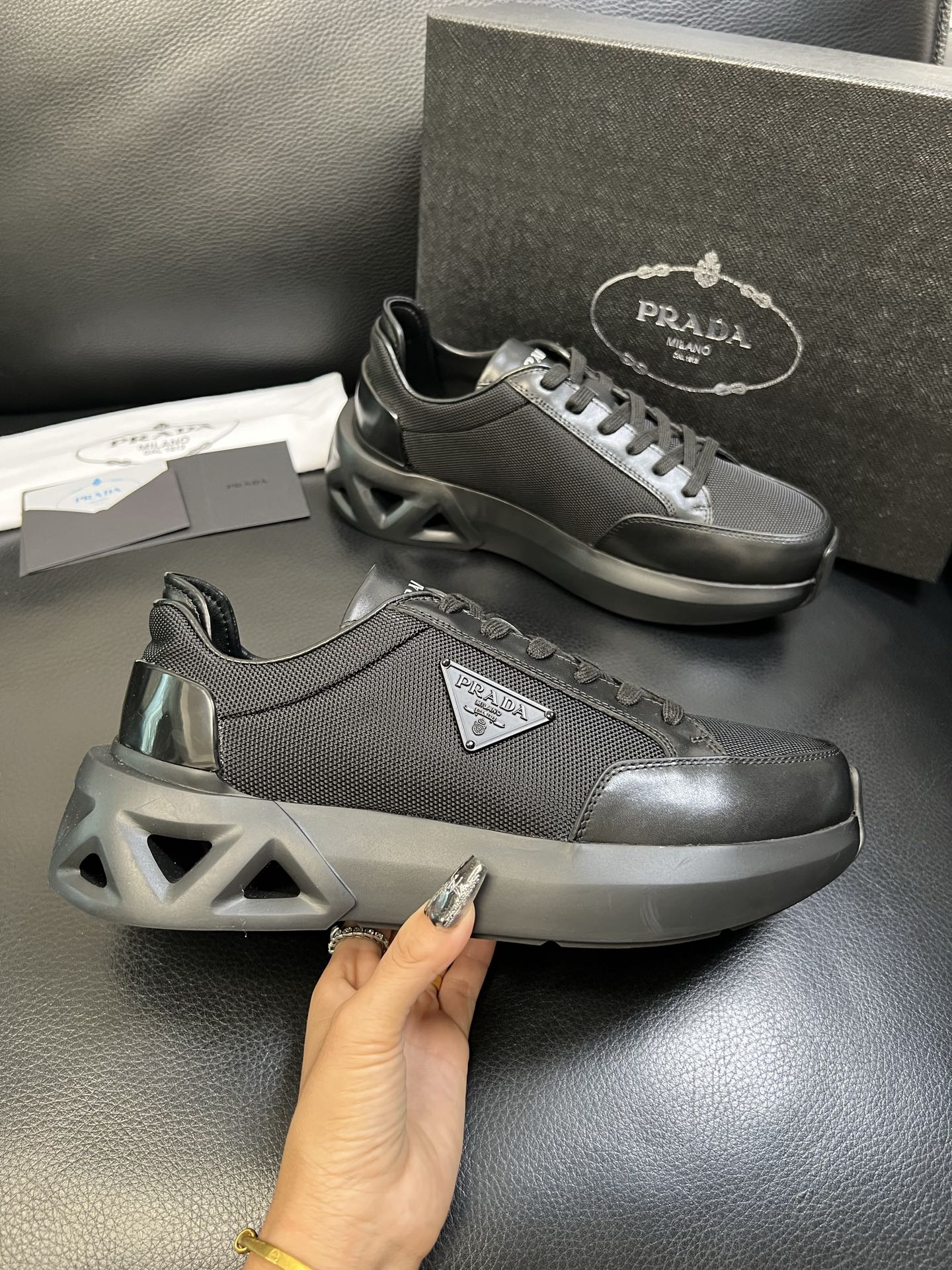 Prada 顶级工艺品，普拉达 专柜同步，原厂配置意大利进口牛皮面料，进口牛皮内里垫，透气舒适，鞋底：原