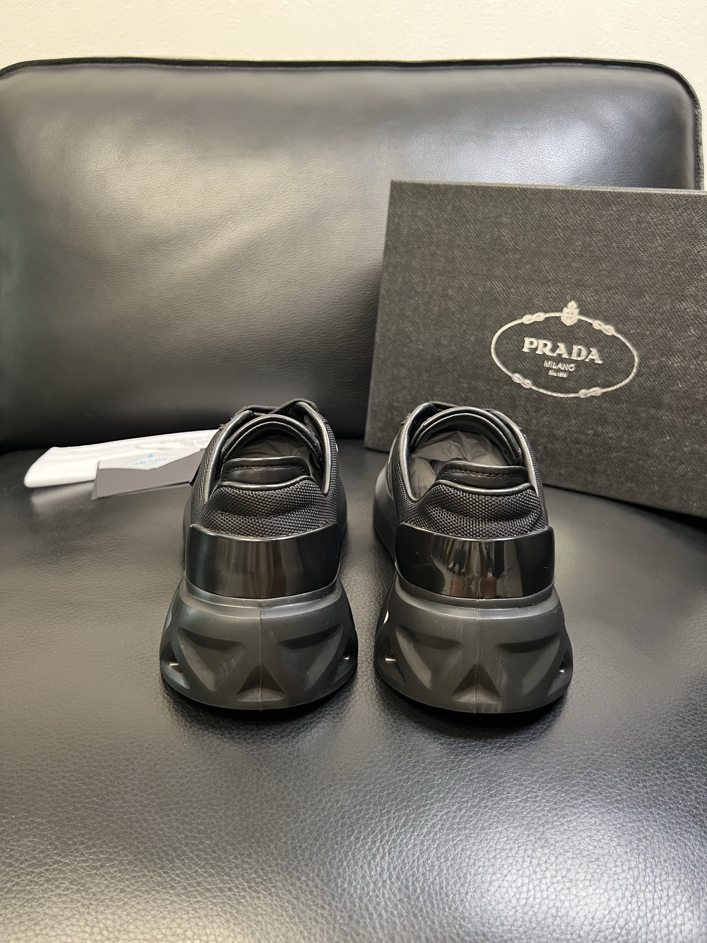 Prada 顶级工艺品，普拉达 专柜同步，原厂配置意大利进口牛皮面料，进口牛皮内里垫，透气舒适，鞋底：原