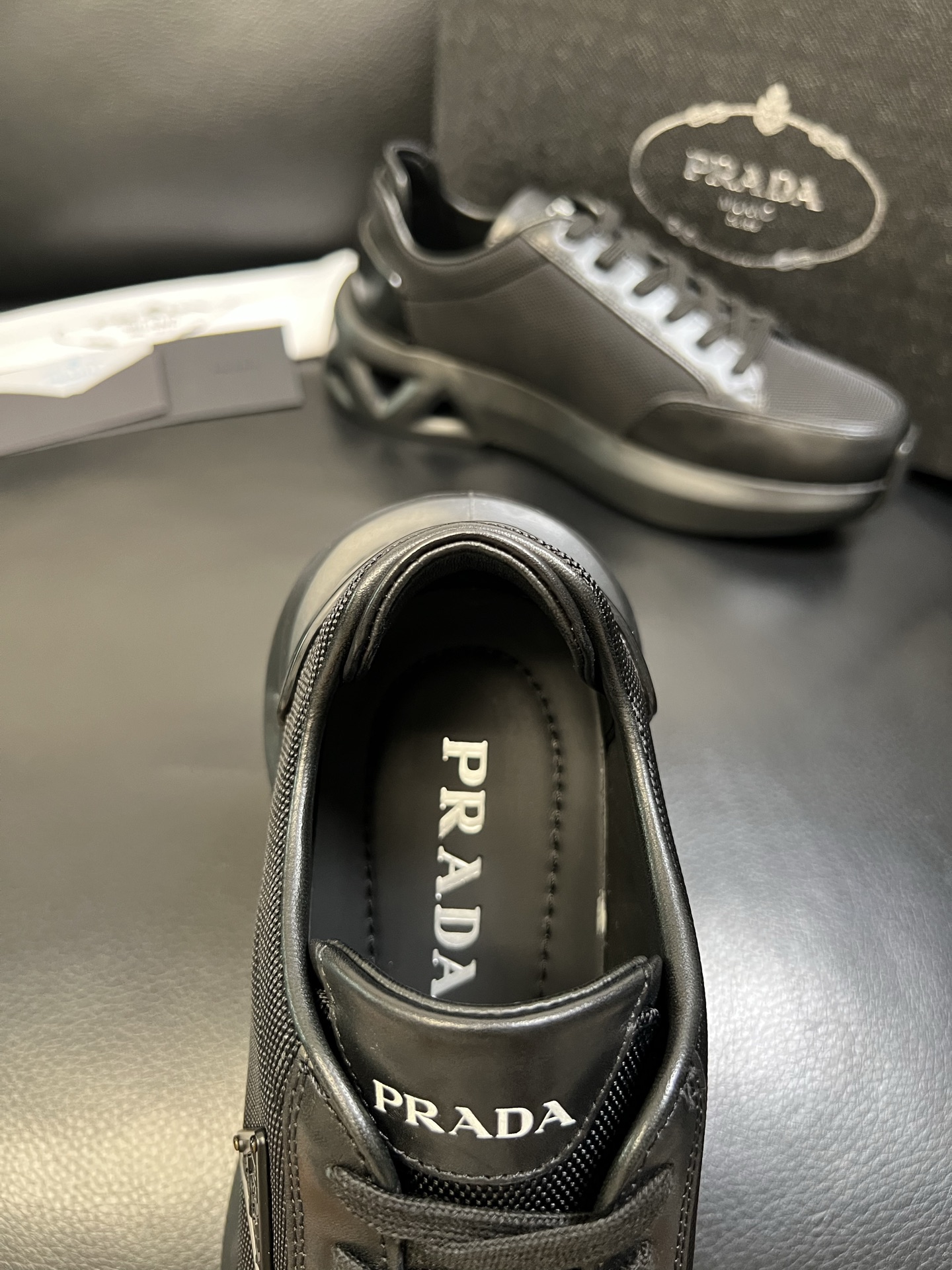 Prada 顶级工艺品，普拉达 专柜同步，原厂配置意大利进口牛皮面料，进口牛皮内里垫，透气舒适，鞋底：原