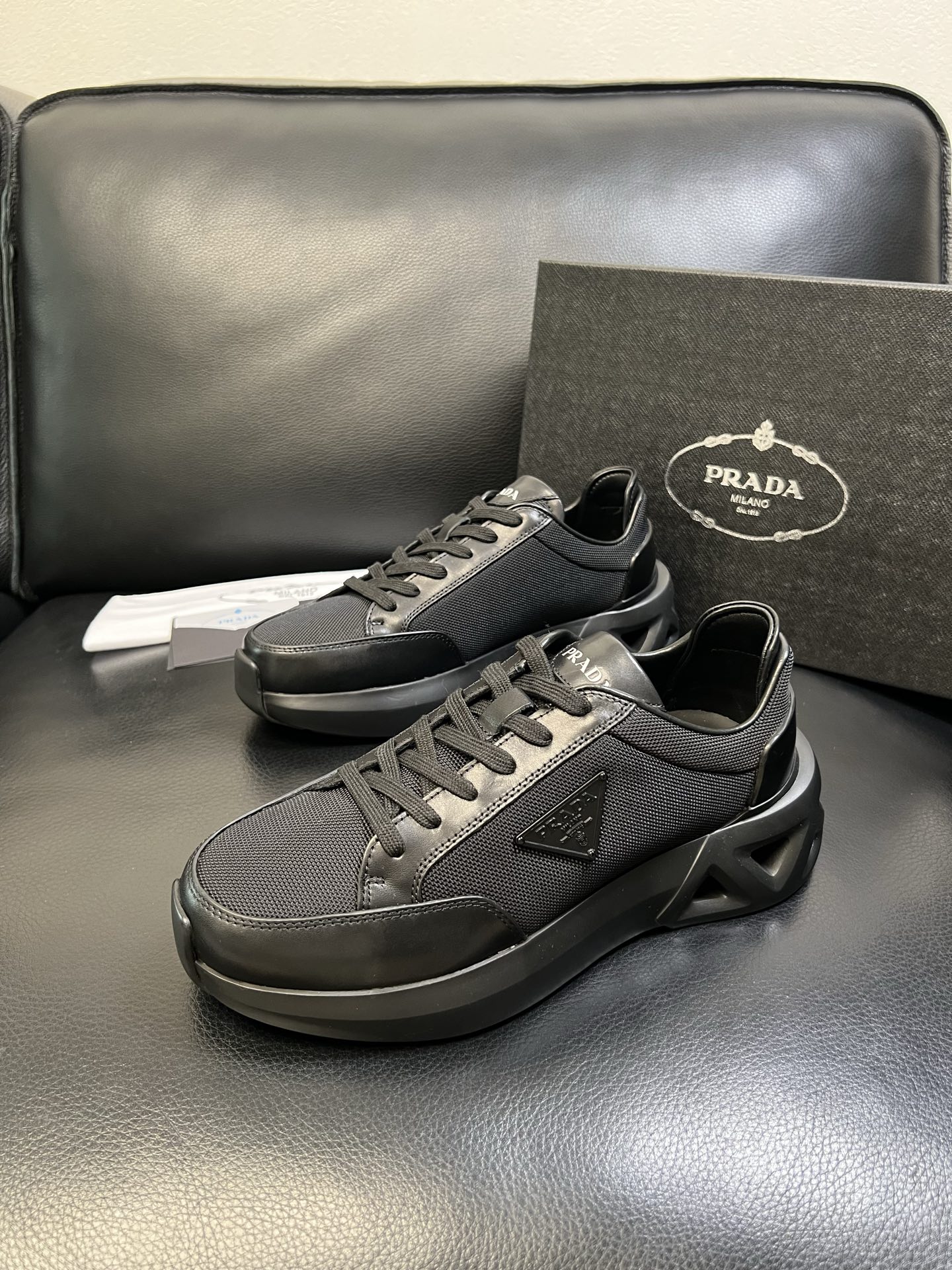 Prada 顶级工艺品，普拉达 专柜同步，原厂配置意大利进口牛皮面料，进口牛皮内里垫，透气舒适，鞋底：原